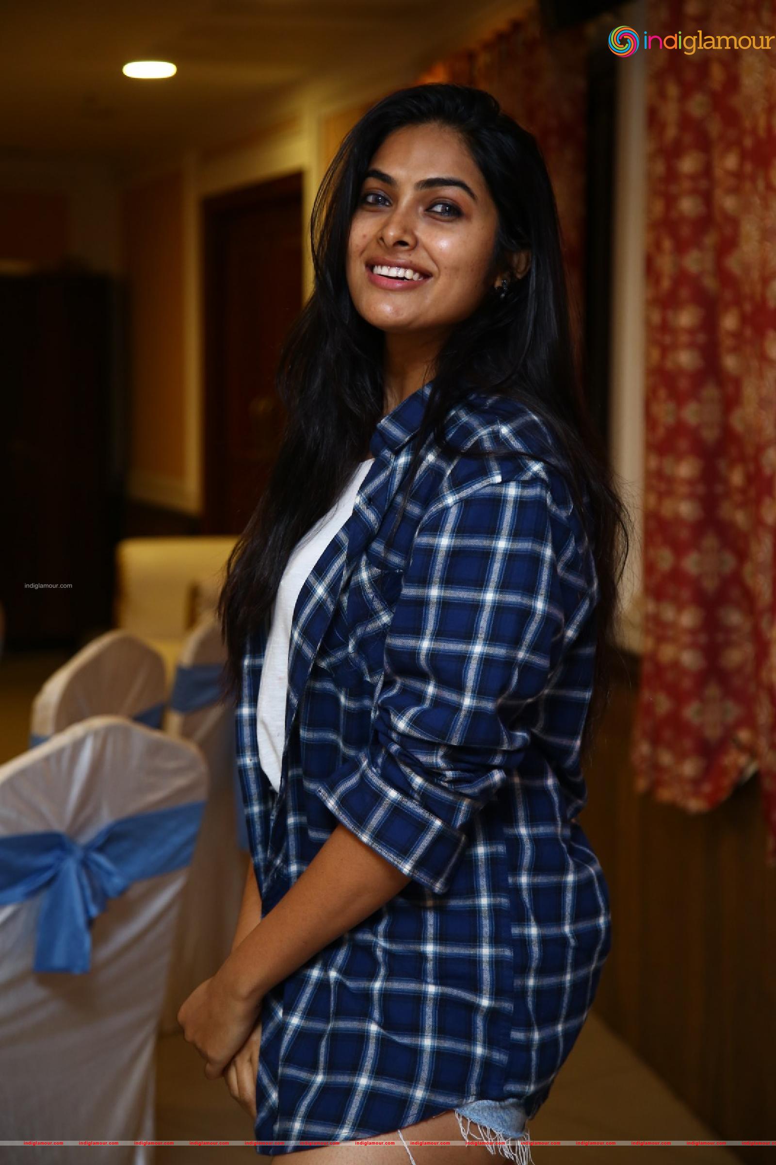 Divi Vadthya Actress hd photo