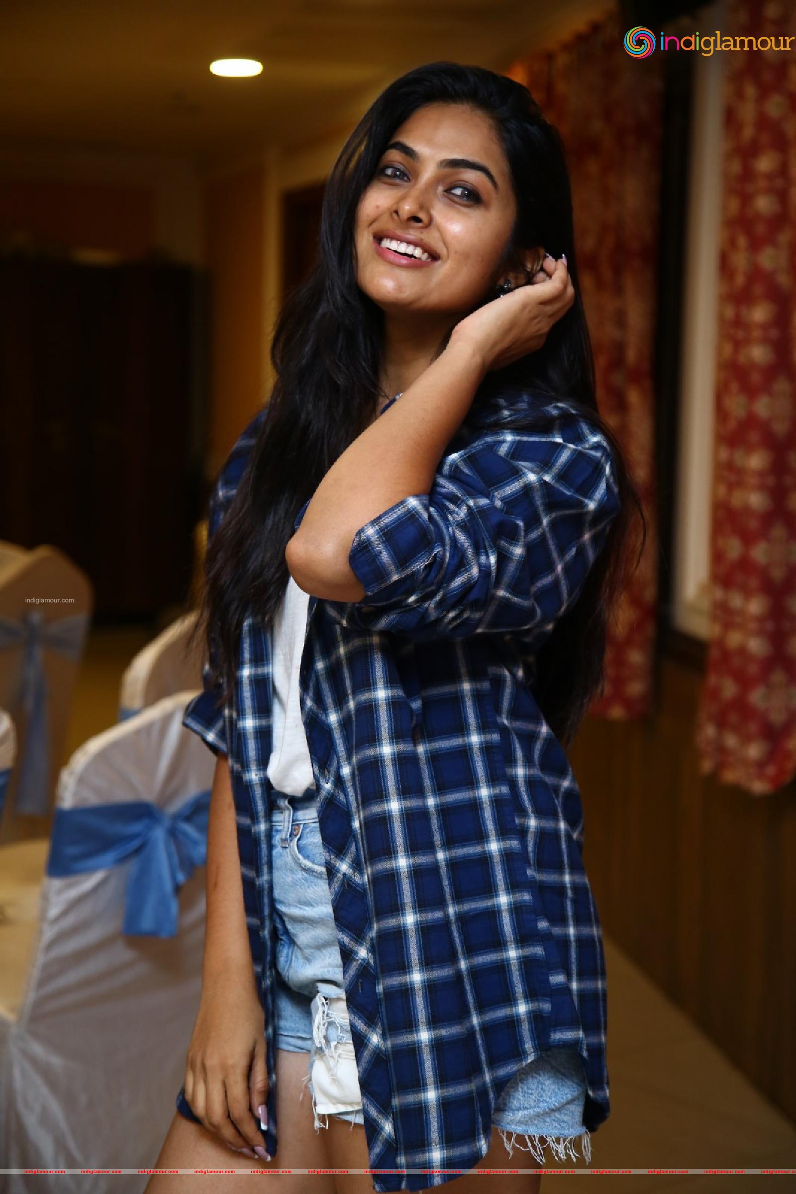 Divi Vadthya Actress hd photo