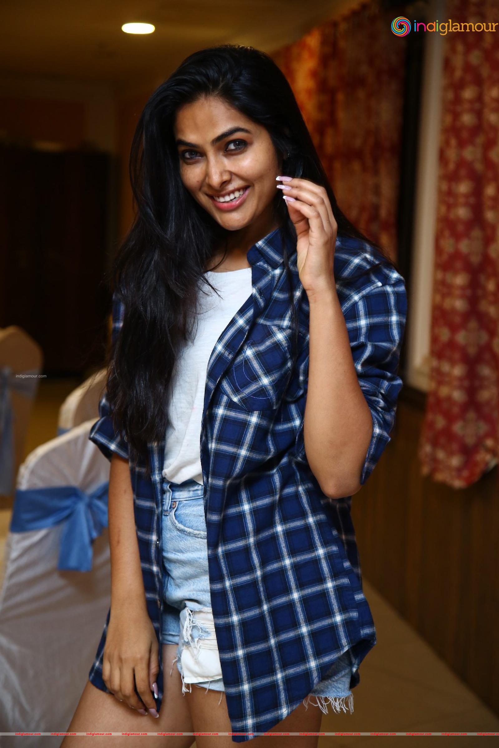 Divi Vadthya Actress hd photo