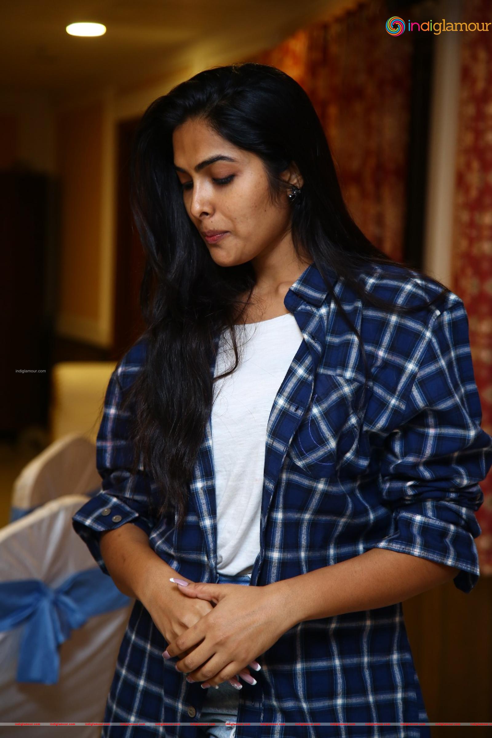 Divi Vadthya Actress hd photo