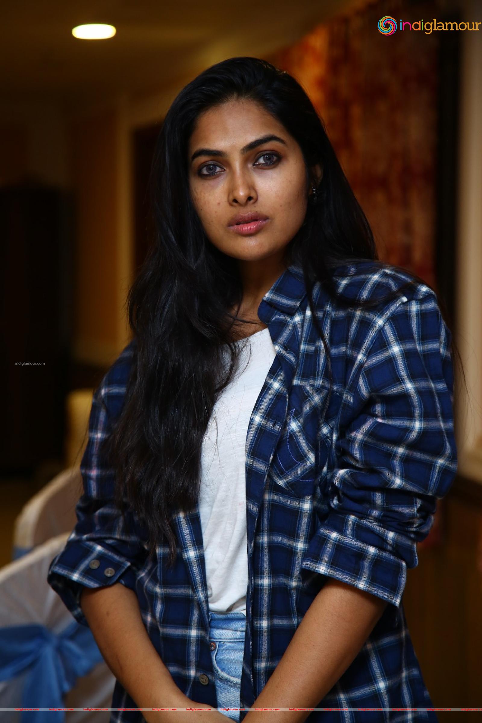 Divi Vadthya Actress hd photo