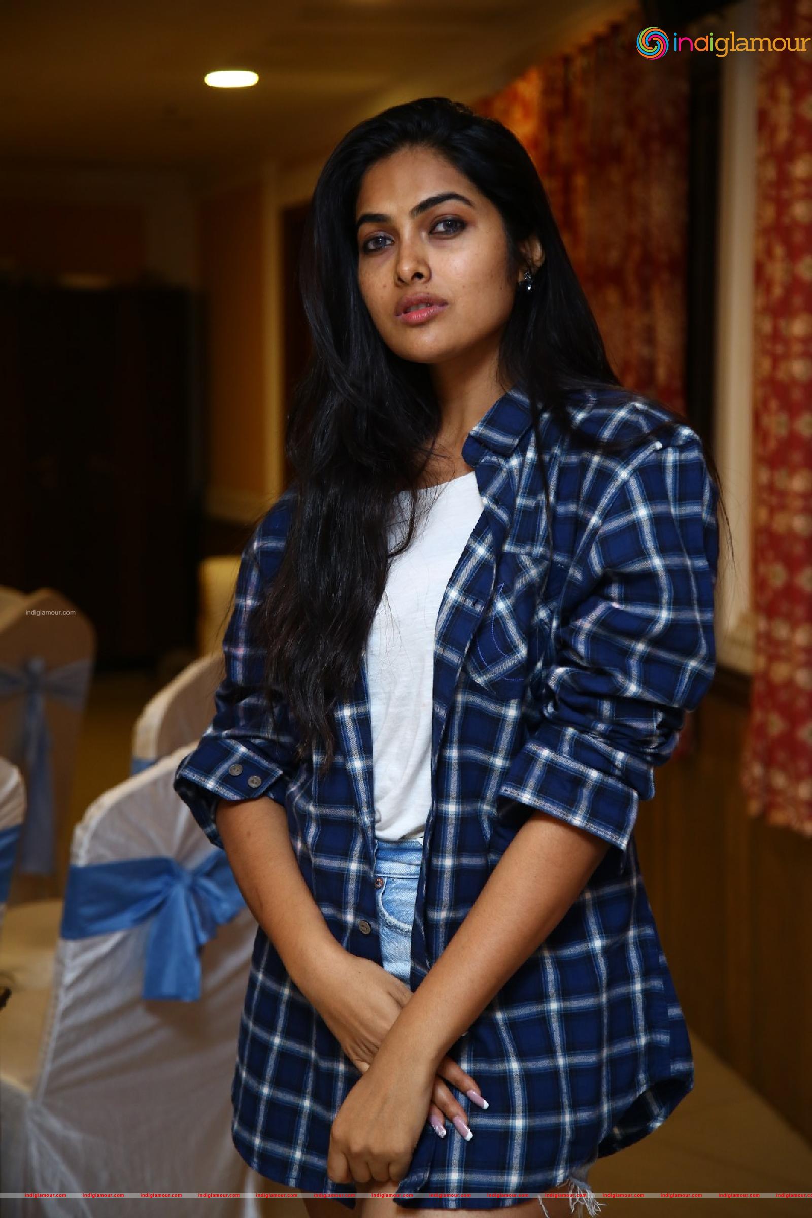Divi Vadthya Actress hd photo