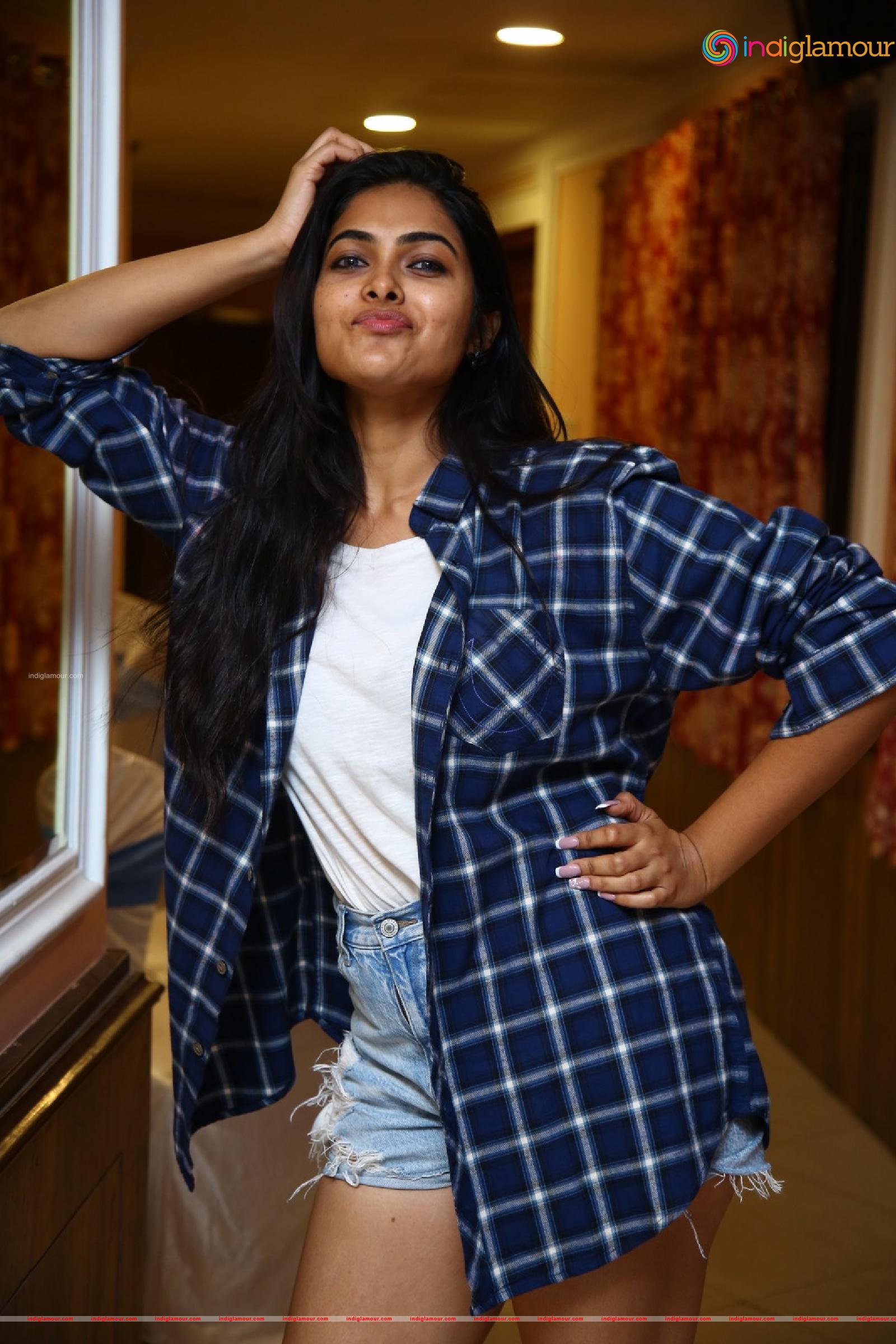 Divi Vadthya Actress hd photo