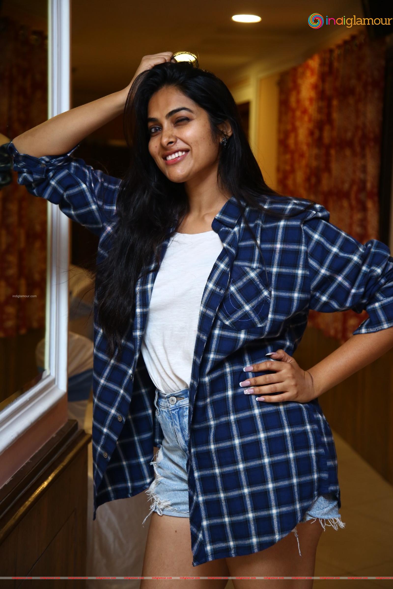 Divi Vadthya Actress hd photo