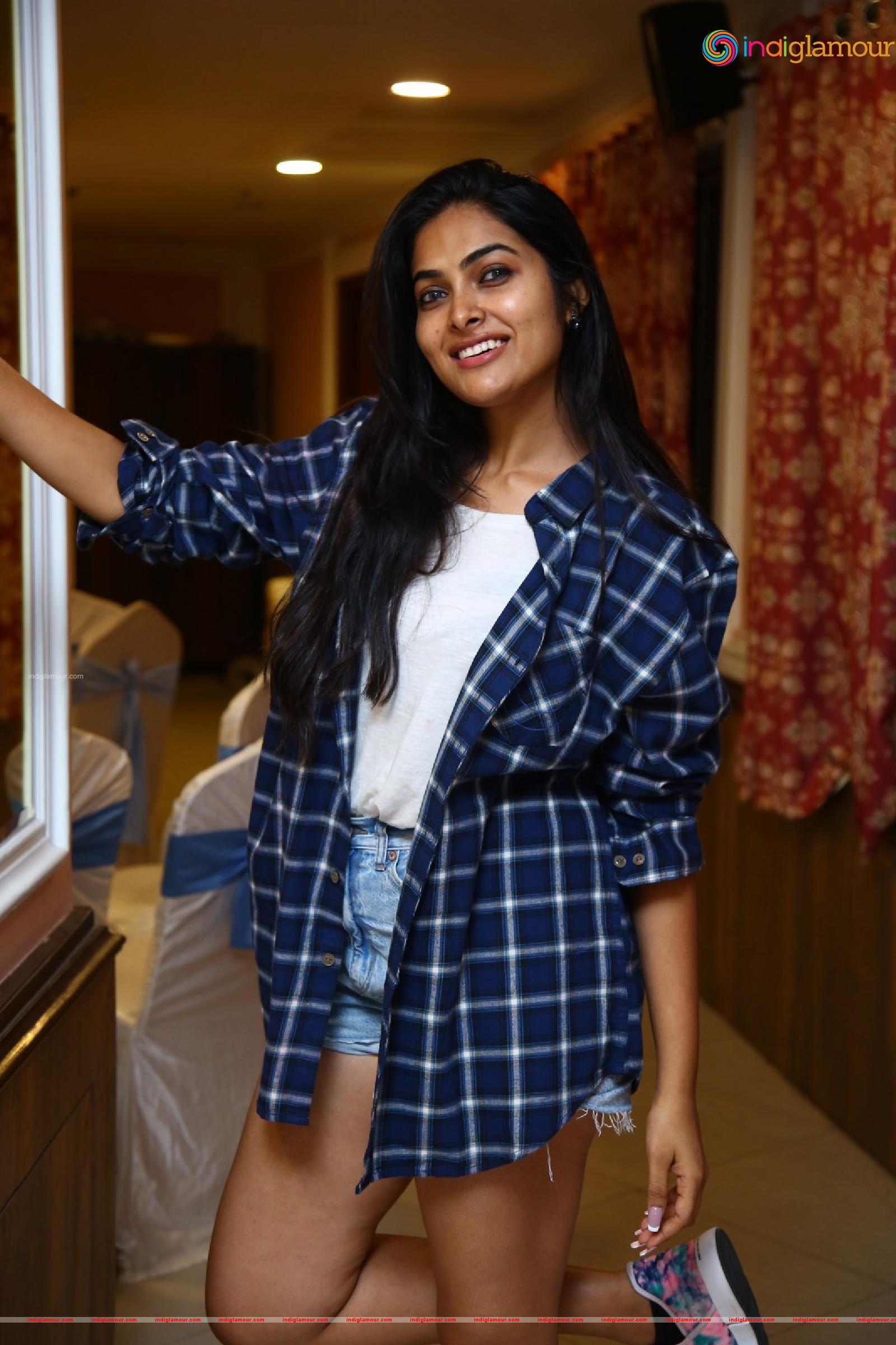 Divi Vadthya Actress hd photo