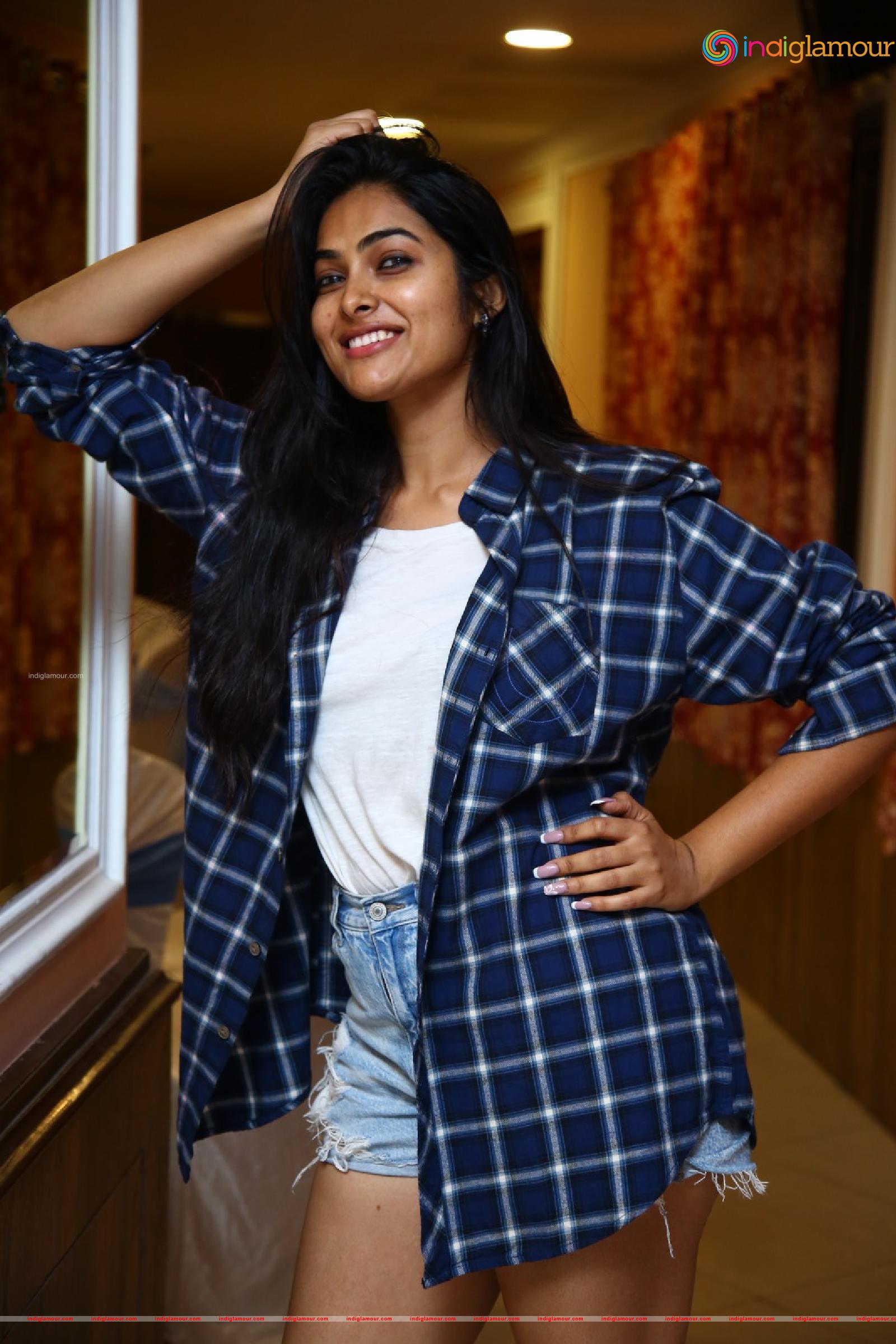 Divi Vadthya Actress hd photo