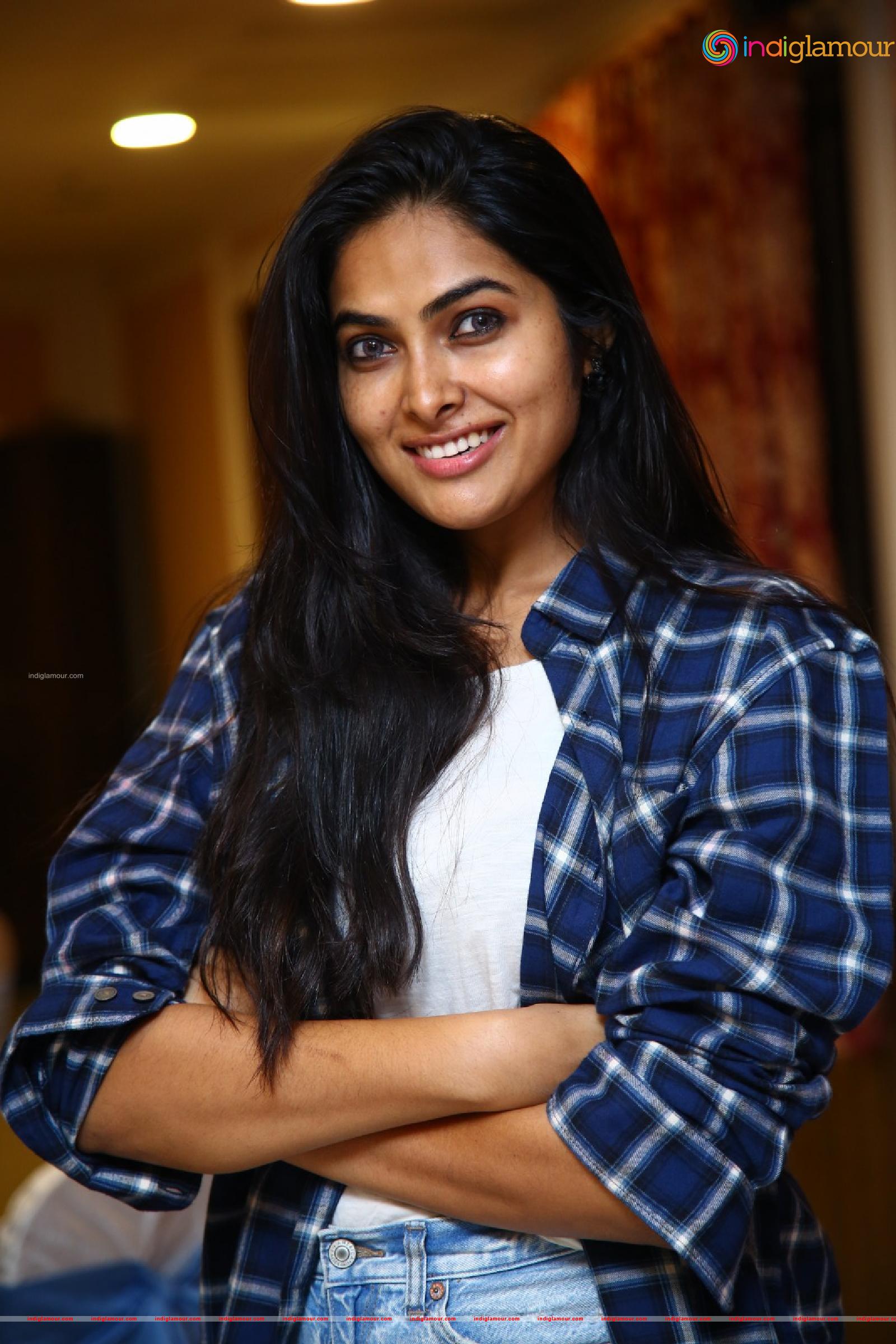 Divi Vadthya Actress hd photo