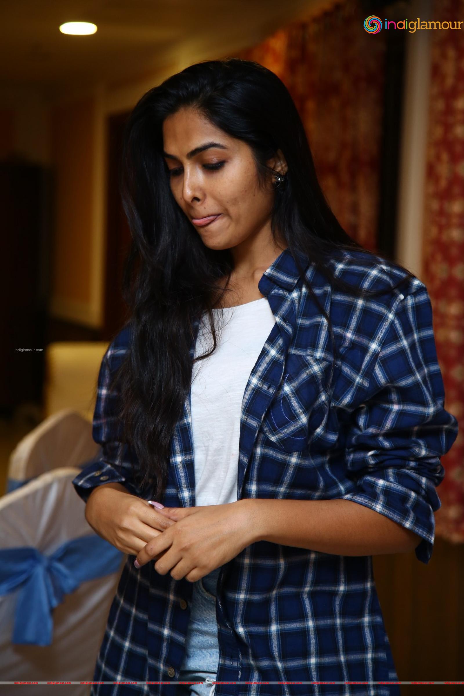 Divi Vadthya Actress hd photo