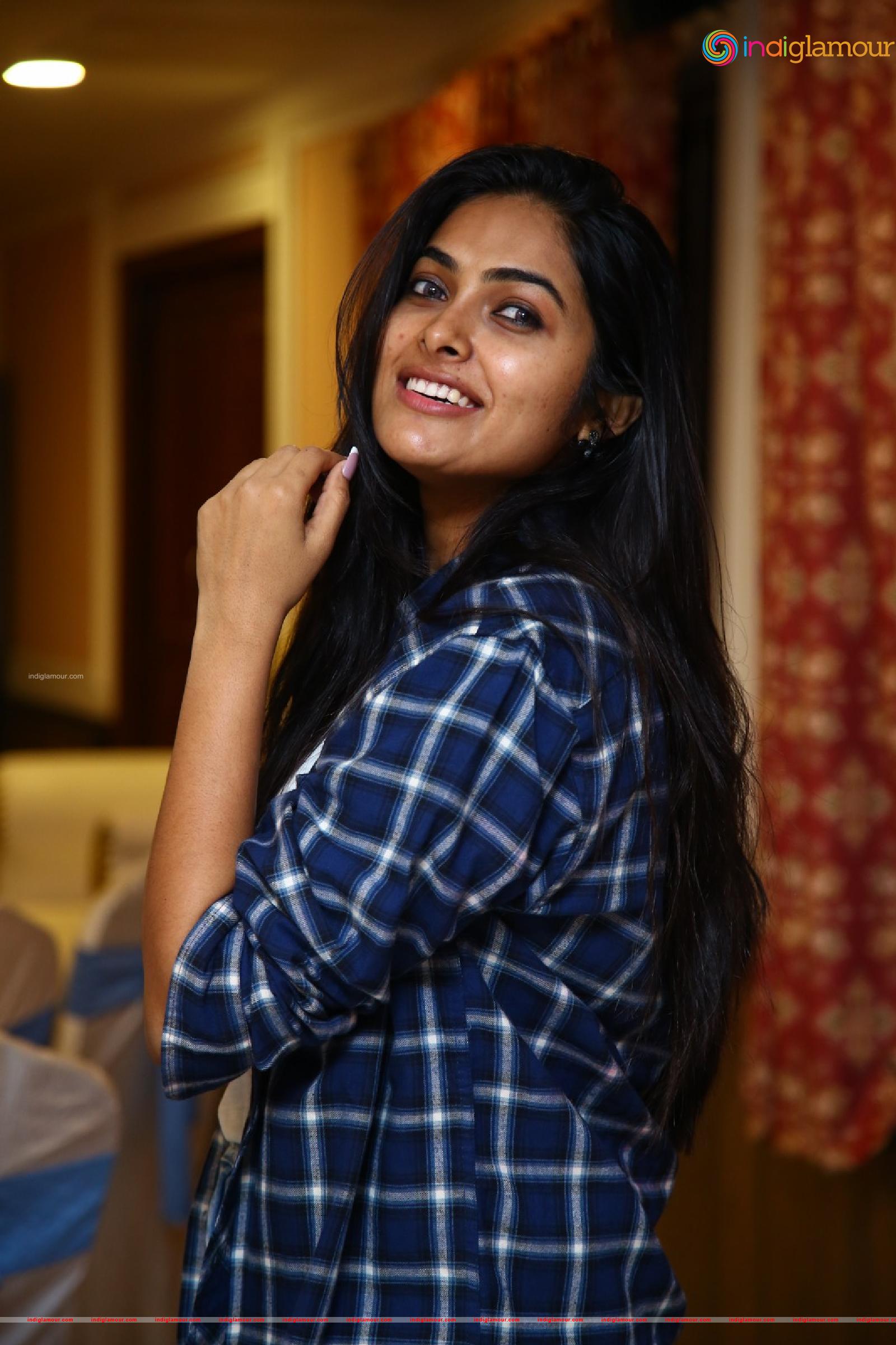 Divi Vadthya Actress hd photo
