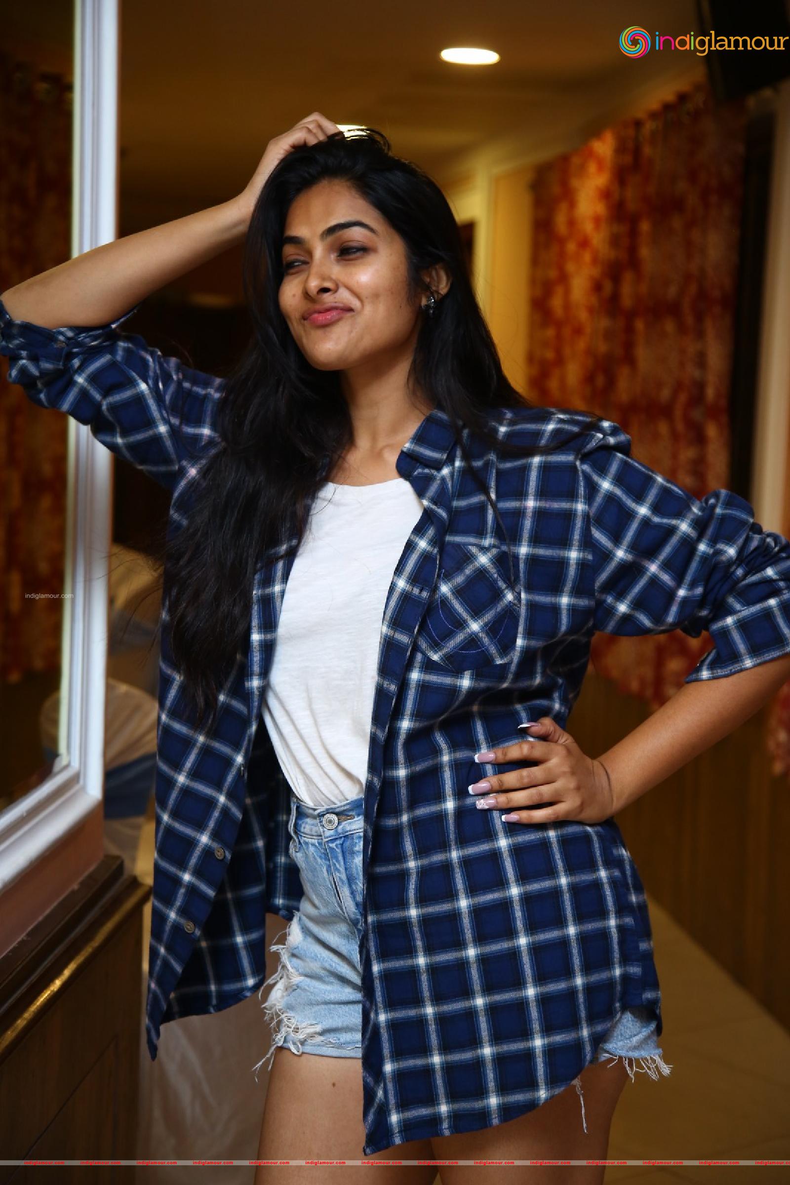 Divi Vadthya Actress hd photo