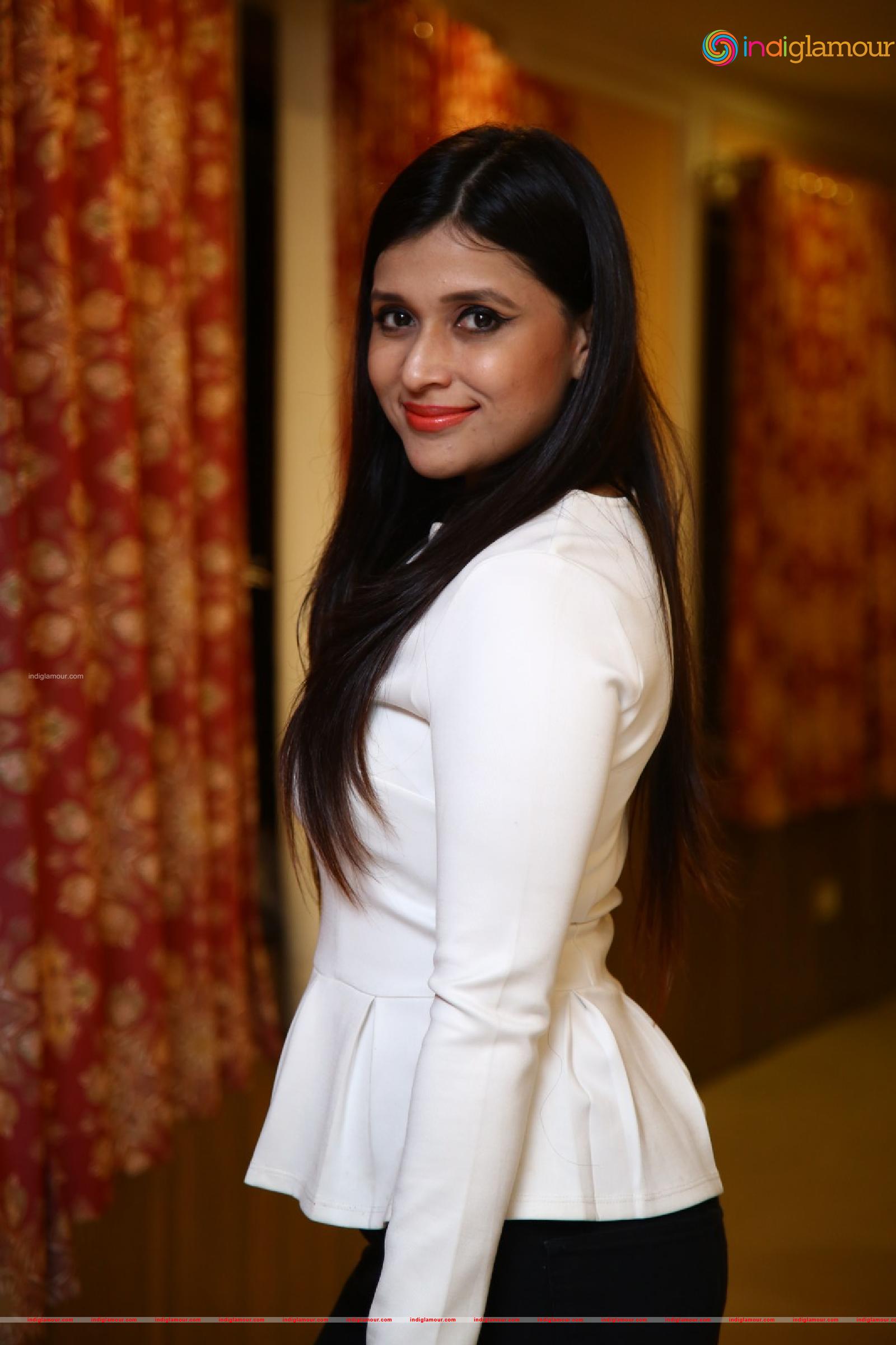Mannara Chopra Actress hd photo