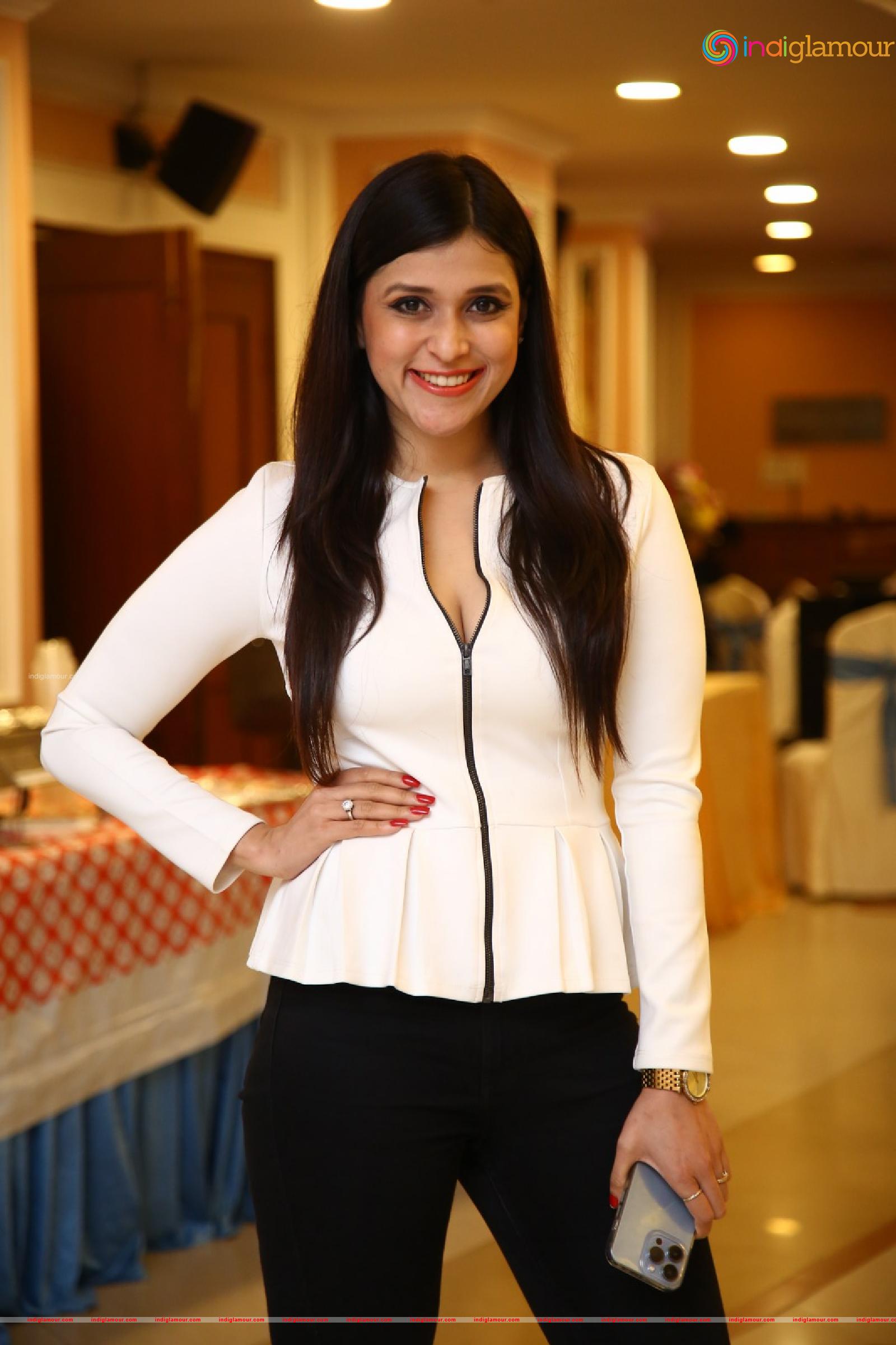 Mannara Chopra Actress hd photo