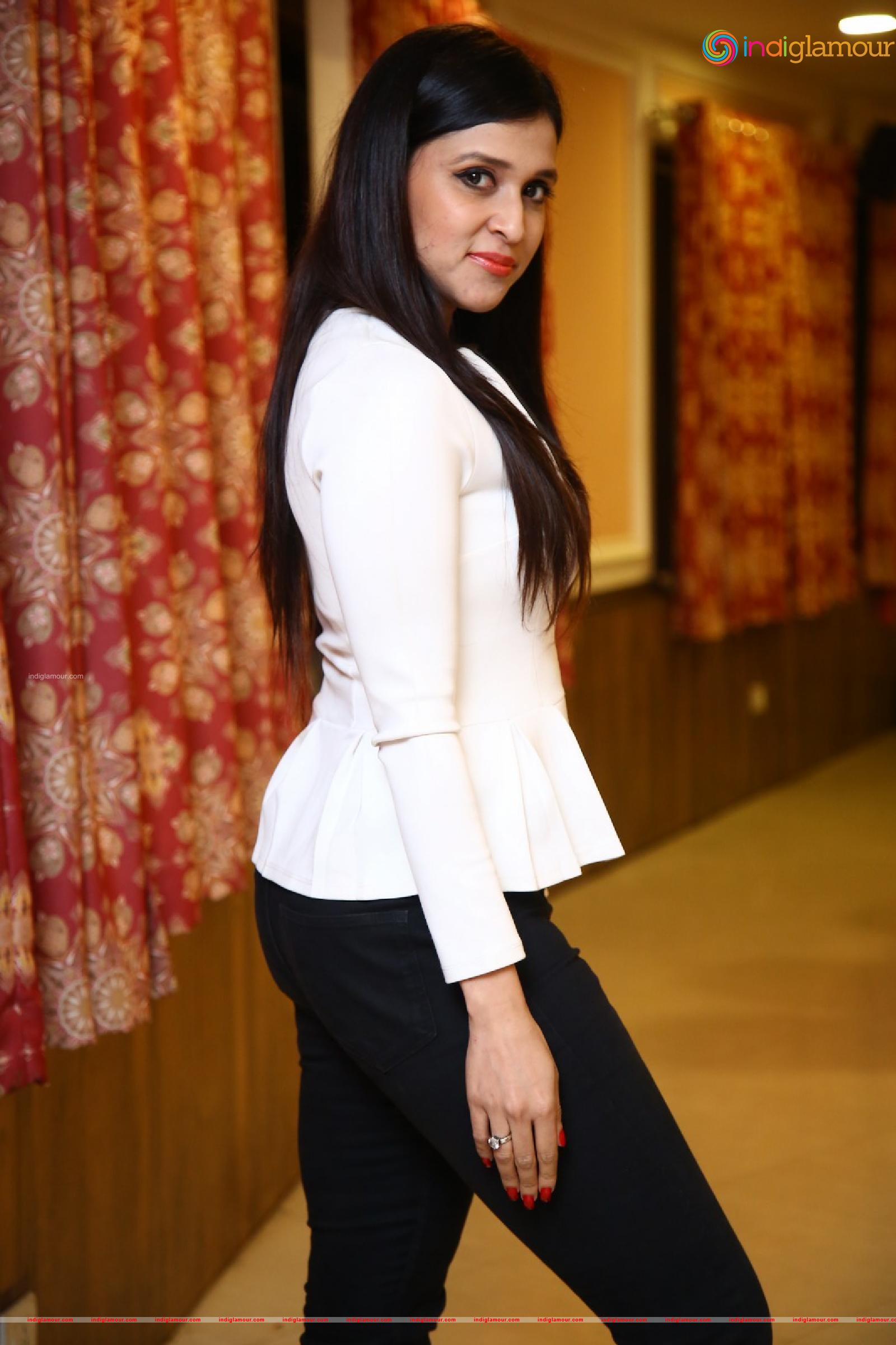 Mannara Chopra Actress hd photo