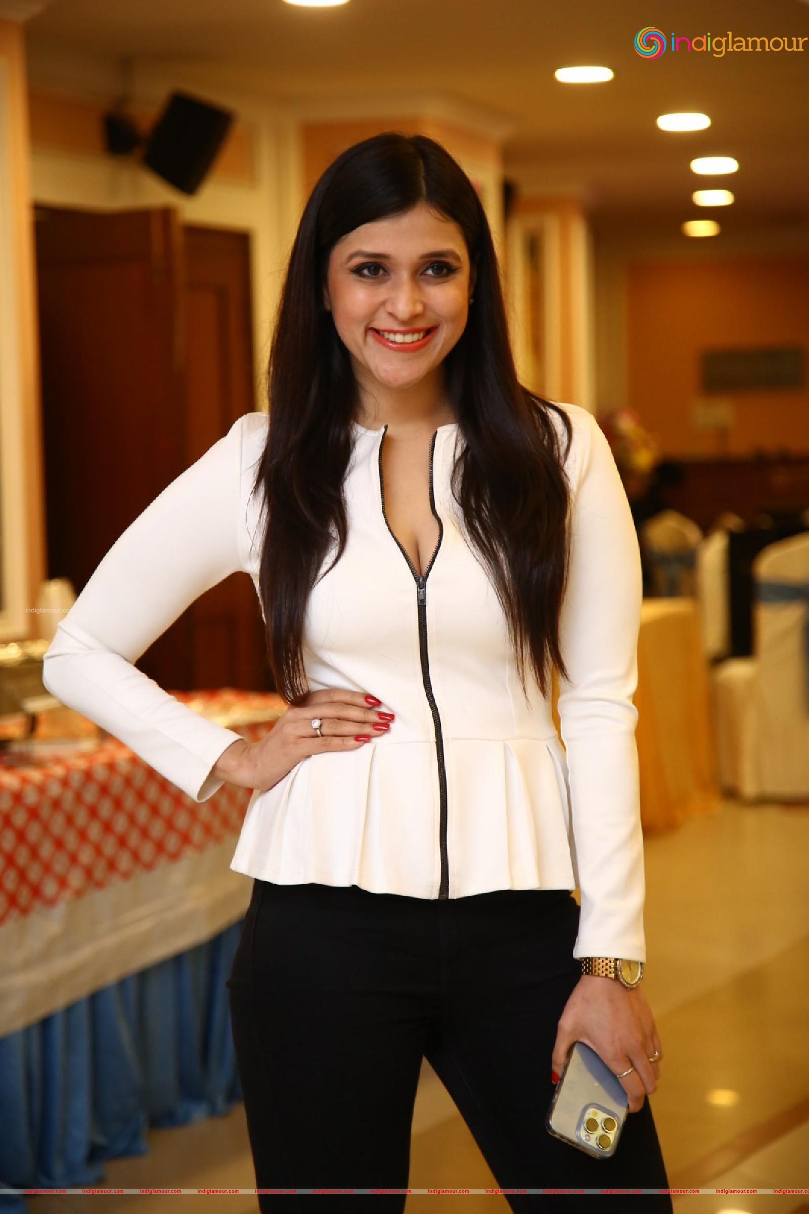 Mannara Chopra Actress hd photo