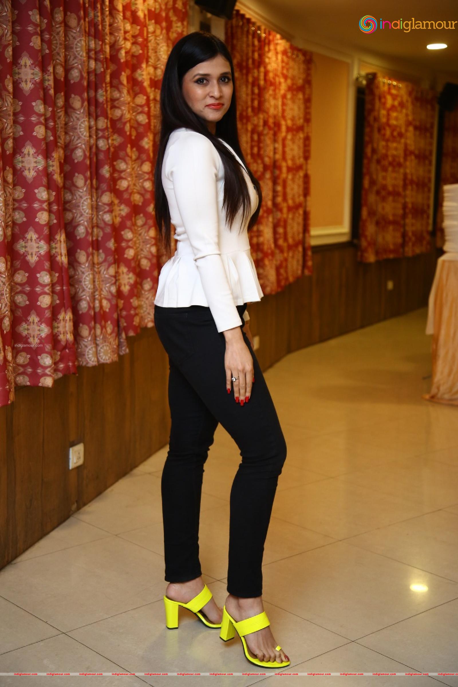 Mannara Chopra Actress hd photo