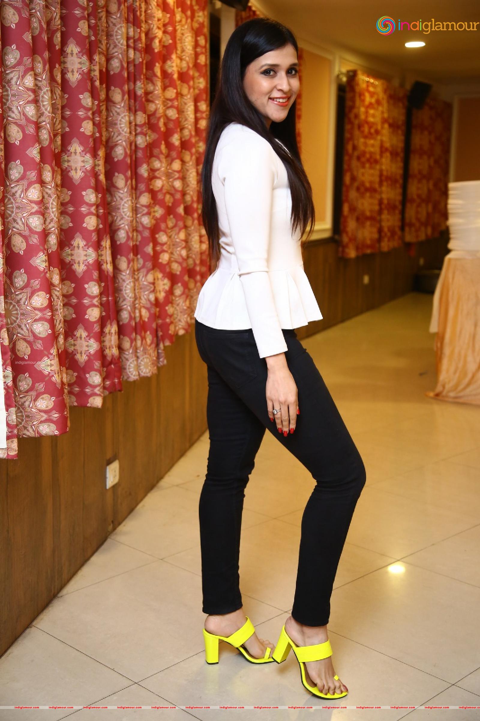 Mannara Chopra Actress hd photo