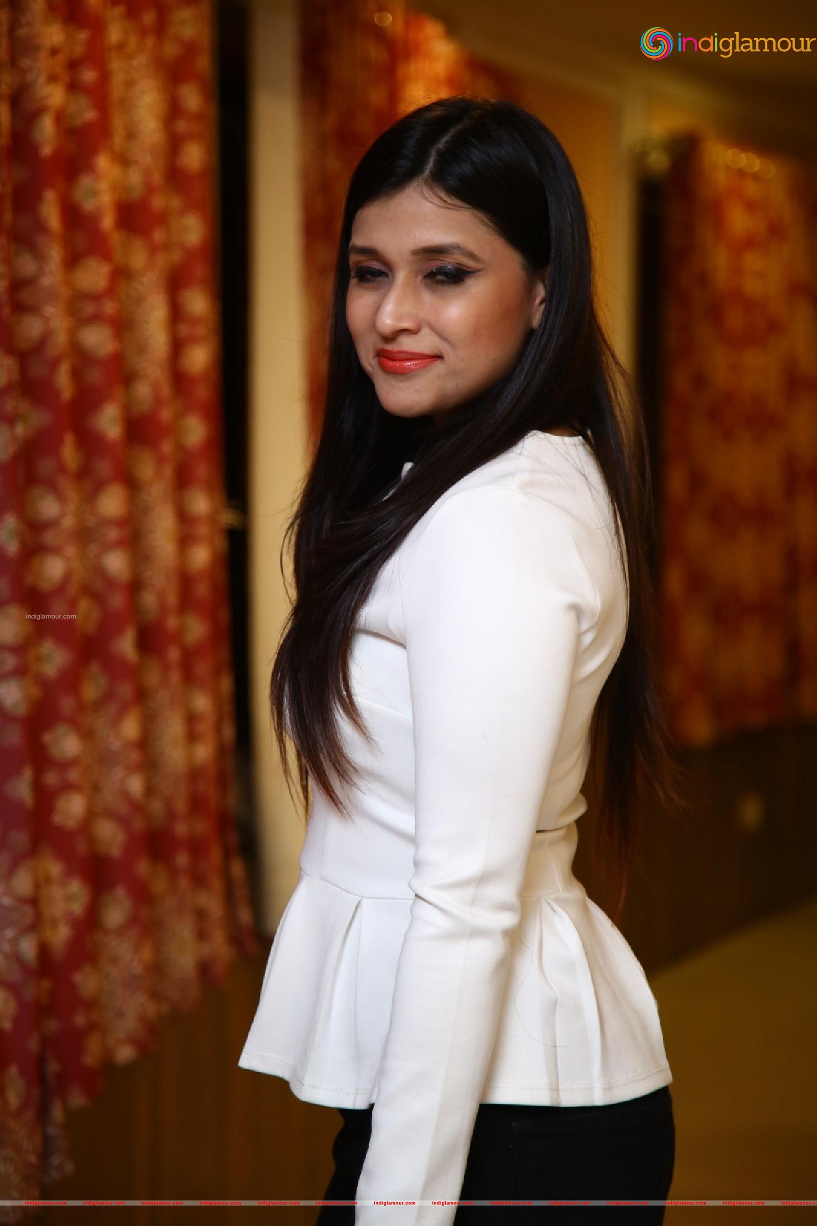 Mannara Chopra Actress hd photo