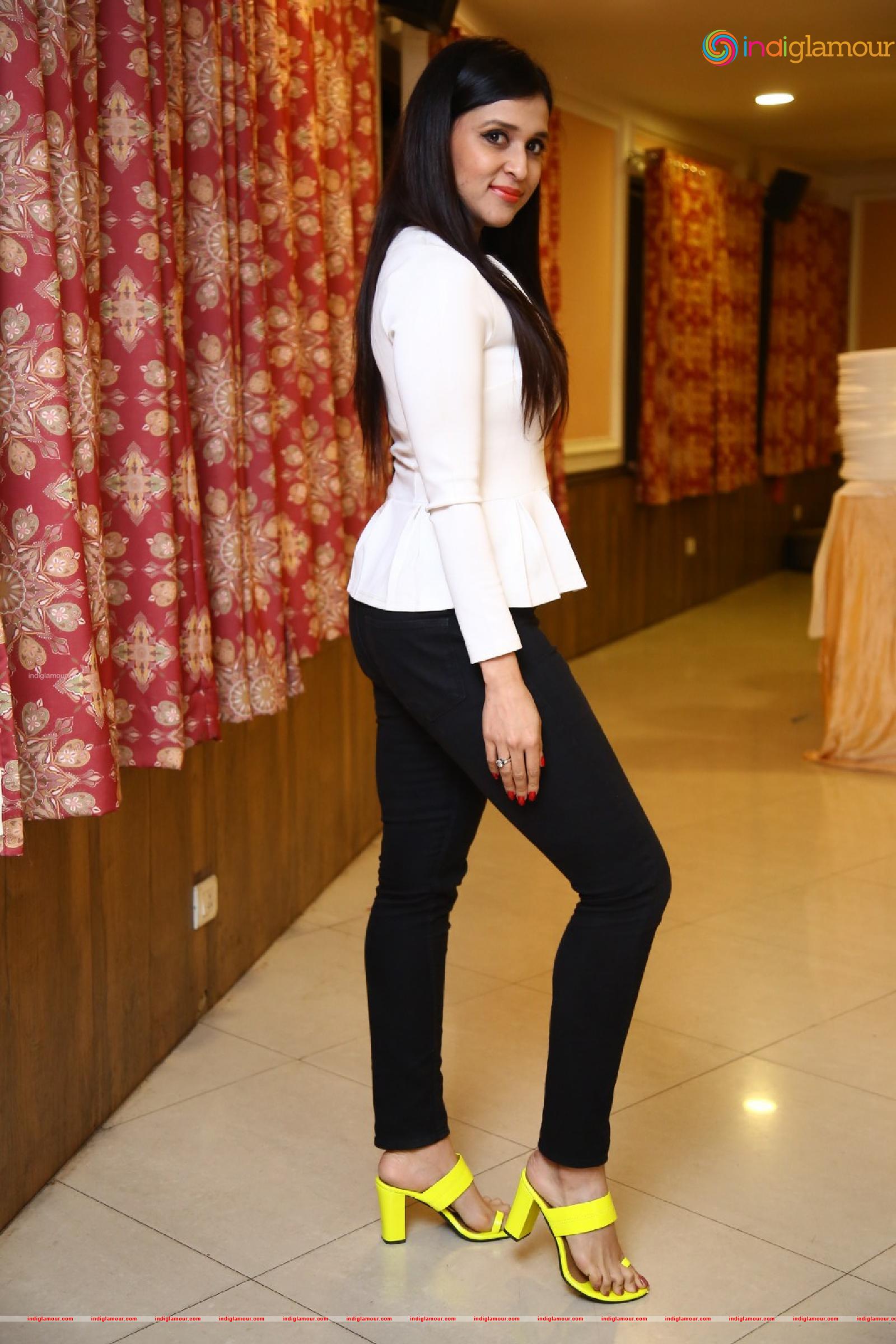 Mannara Chopra Actress hd photo