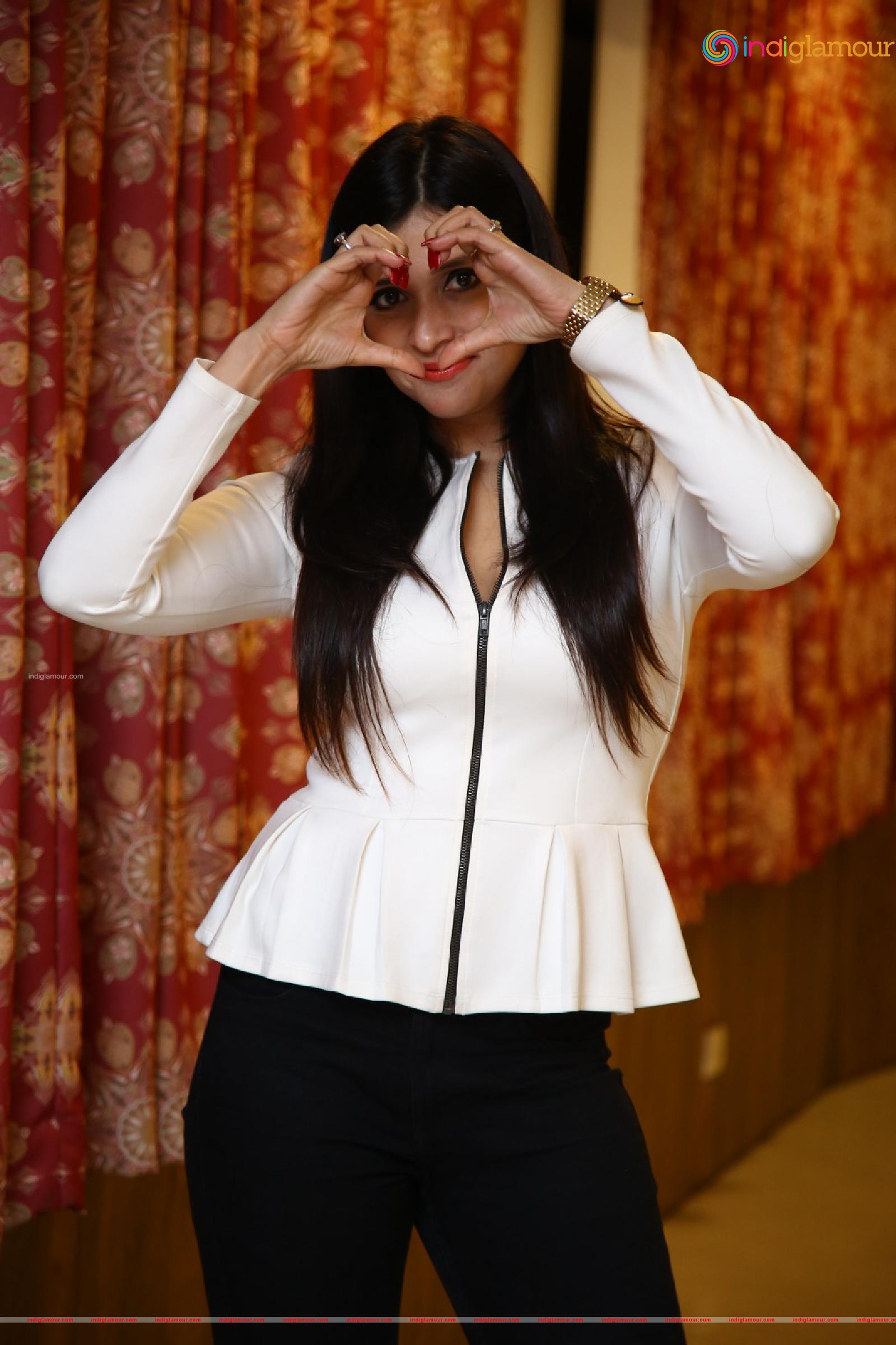 Mannara Chopra Actress hd photo