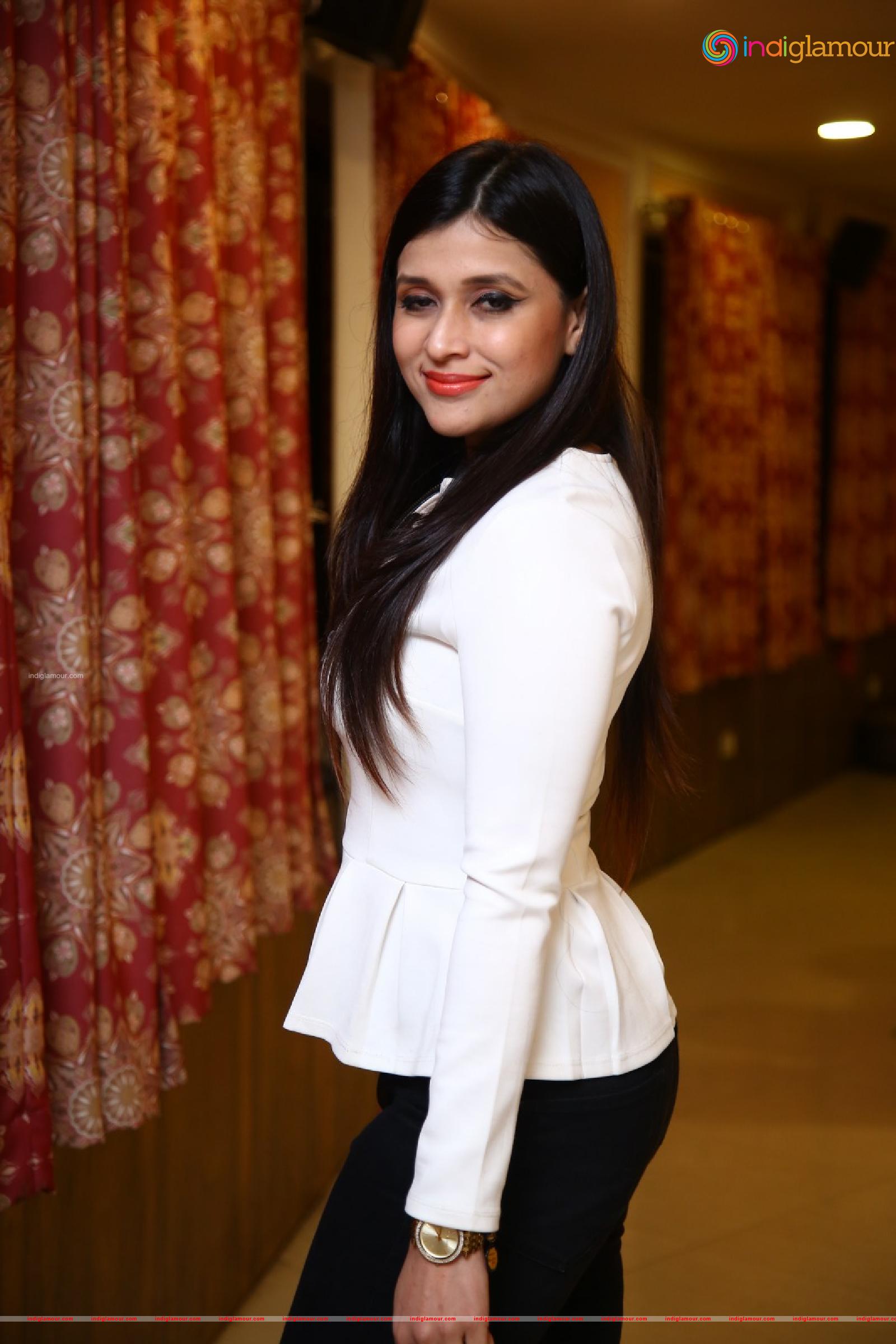 Mannara Chopra Actress hd photo