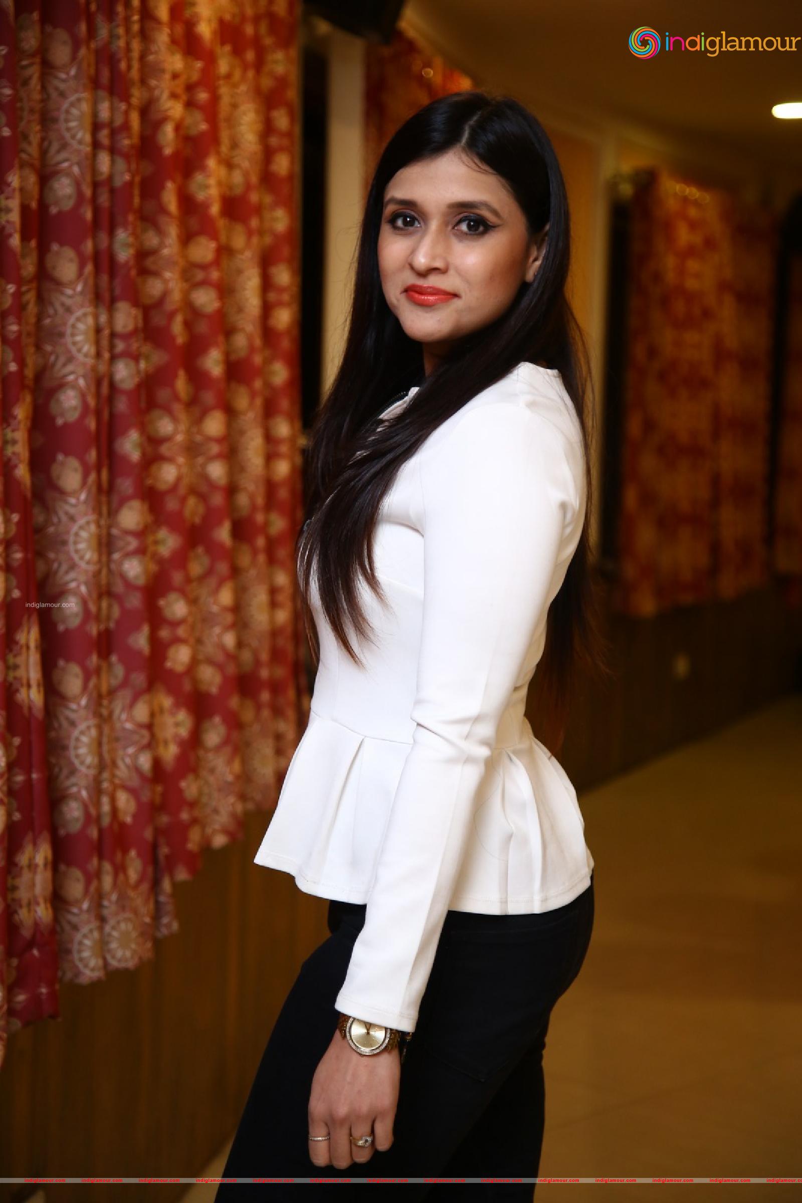 Mannara Chopra Actress hd photo