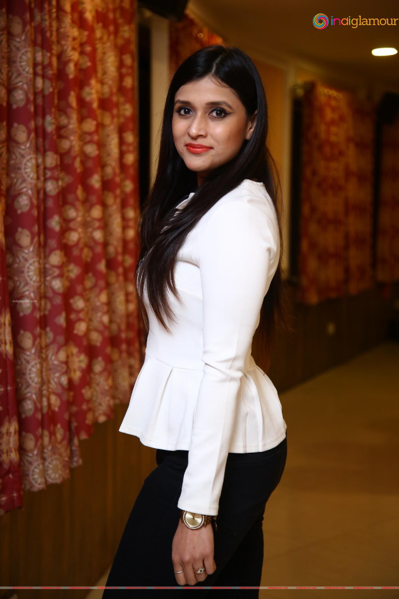 Mannara Chopra Actress hd photo