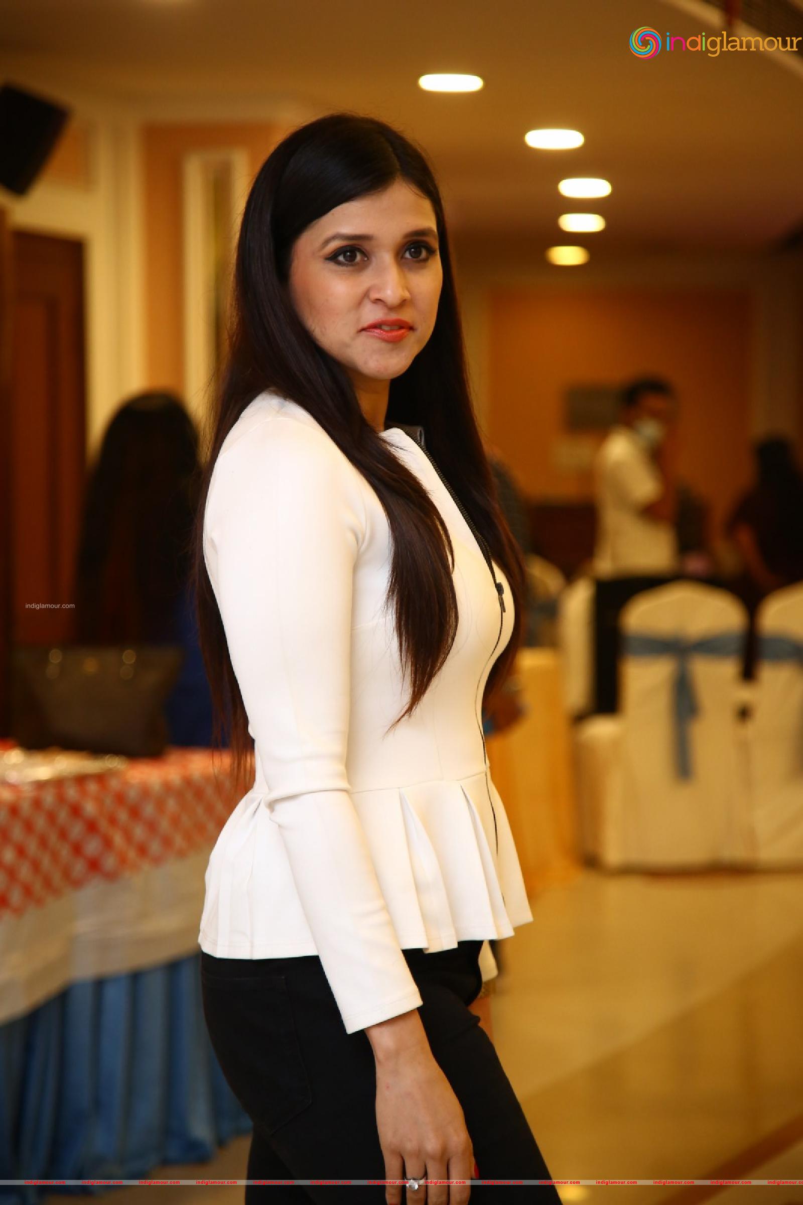 Mannara Chopra Actress hd photo