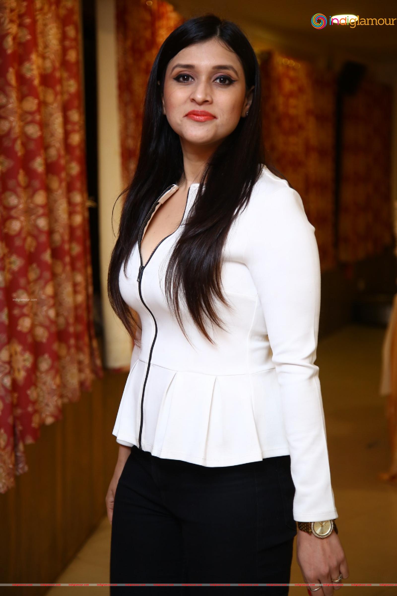 Mannara Chopra Actress hd photo