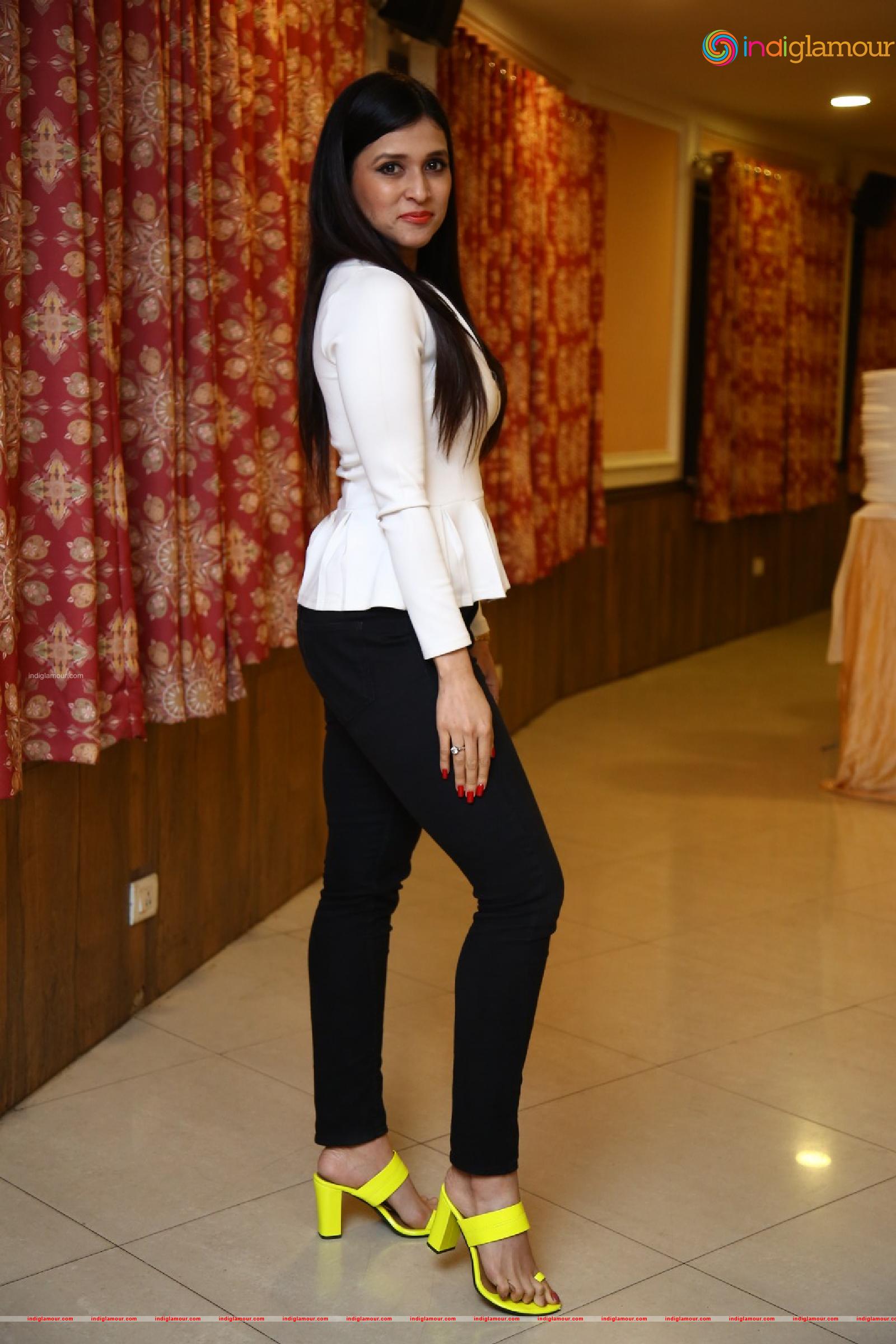 Mannara Chopra Actress hd photo