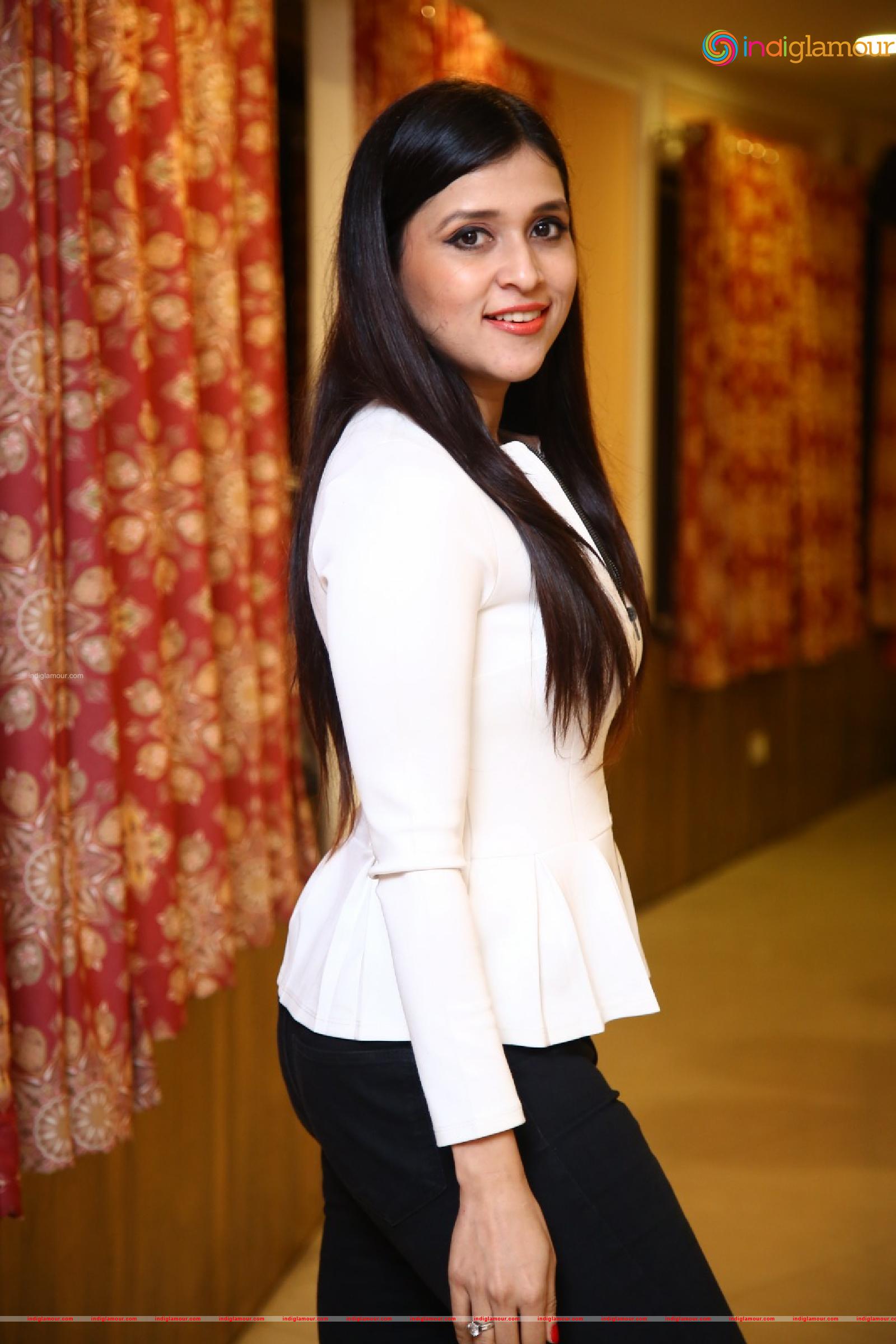 Mannara Chopra Actress hd photo