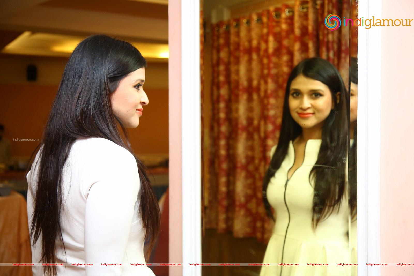 Mannara Chopra Actress hd photo