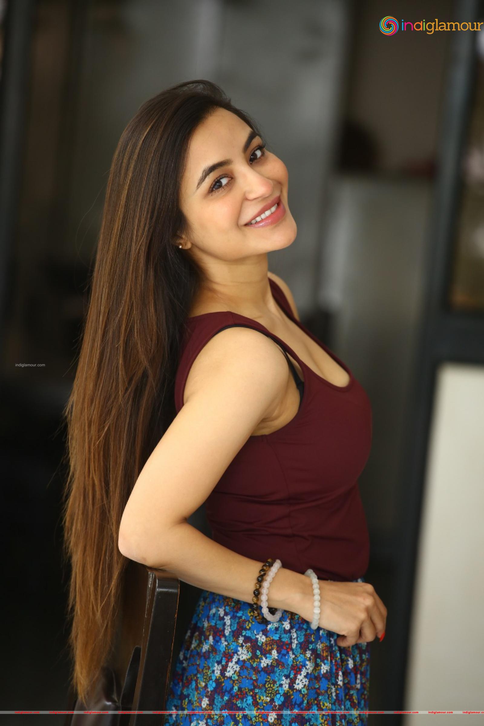 Nikkesha Actress hd photo