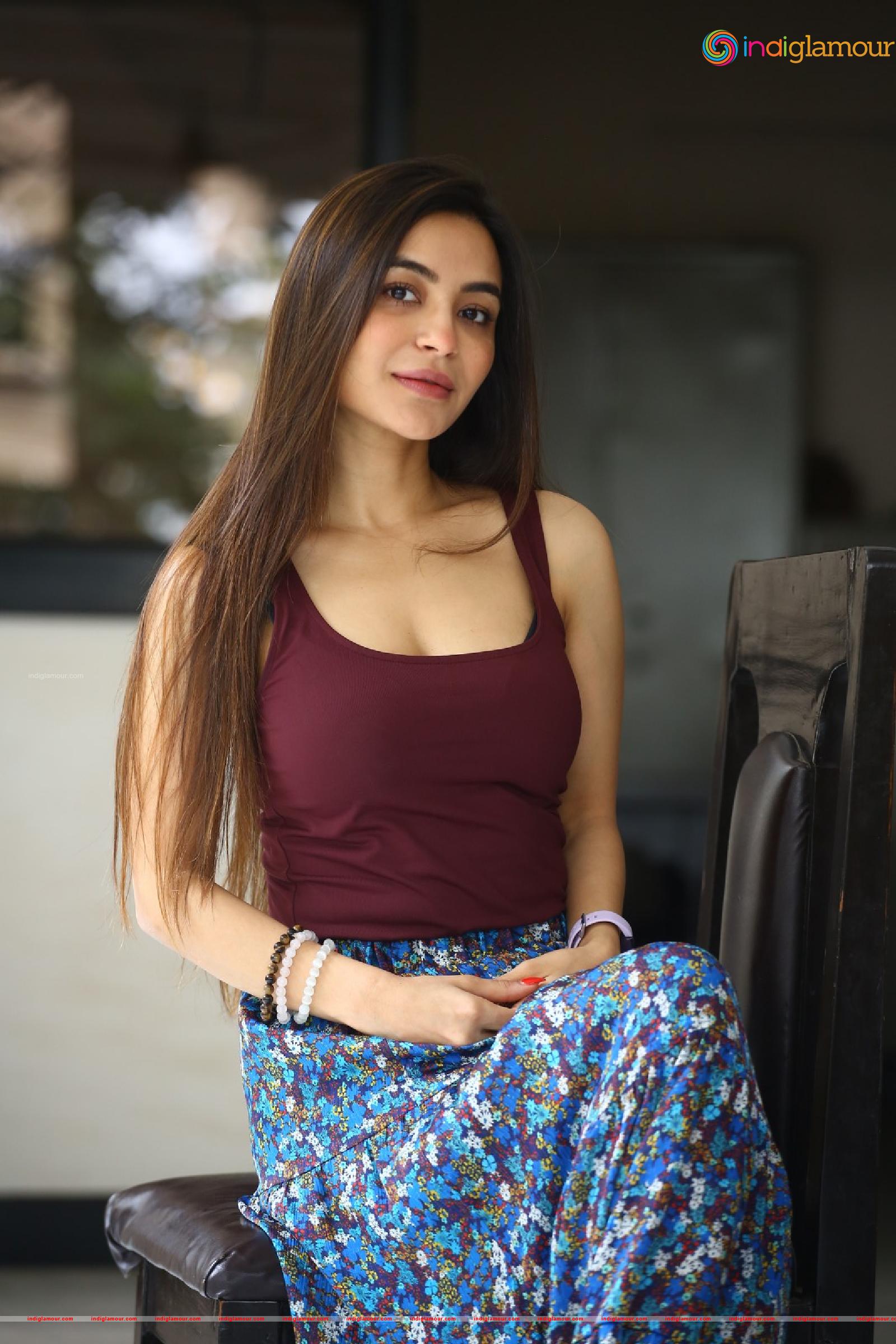 Nikkesha Actress hd photo