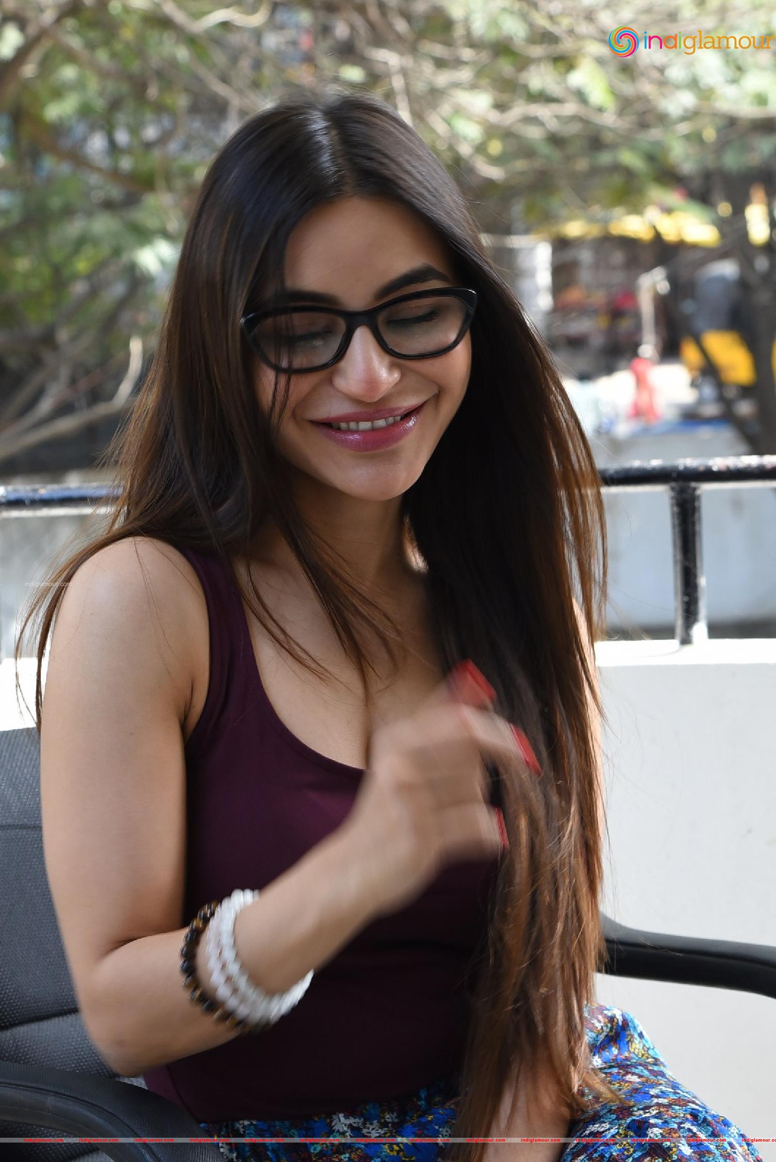 Nikkesha Actress hd photo