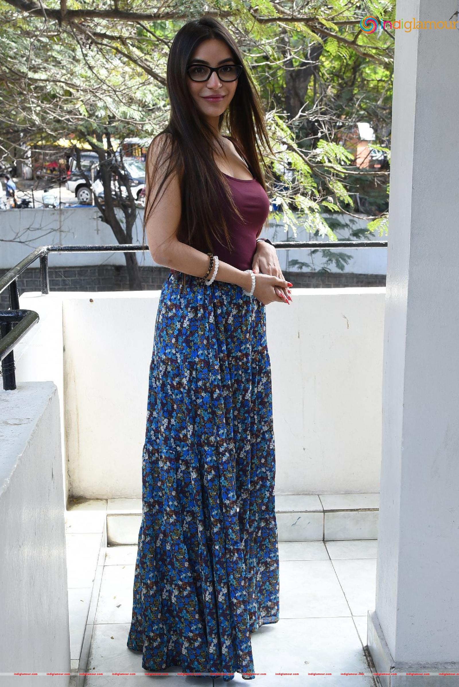 Nikkesha Actress hd photo