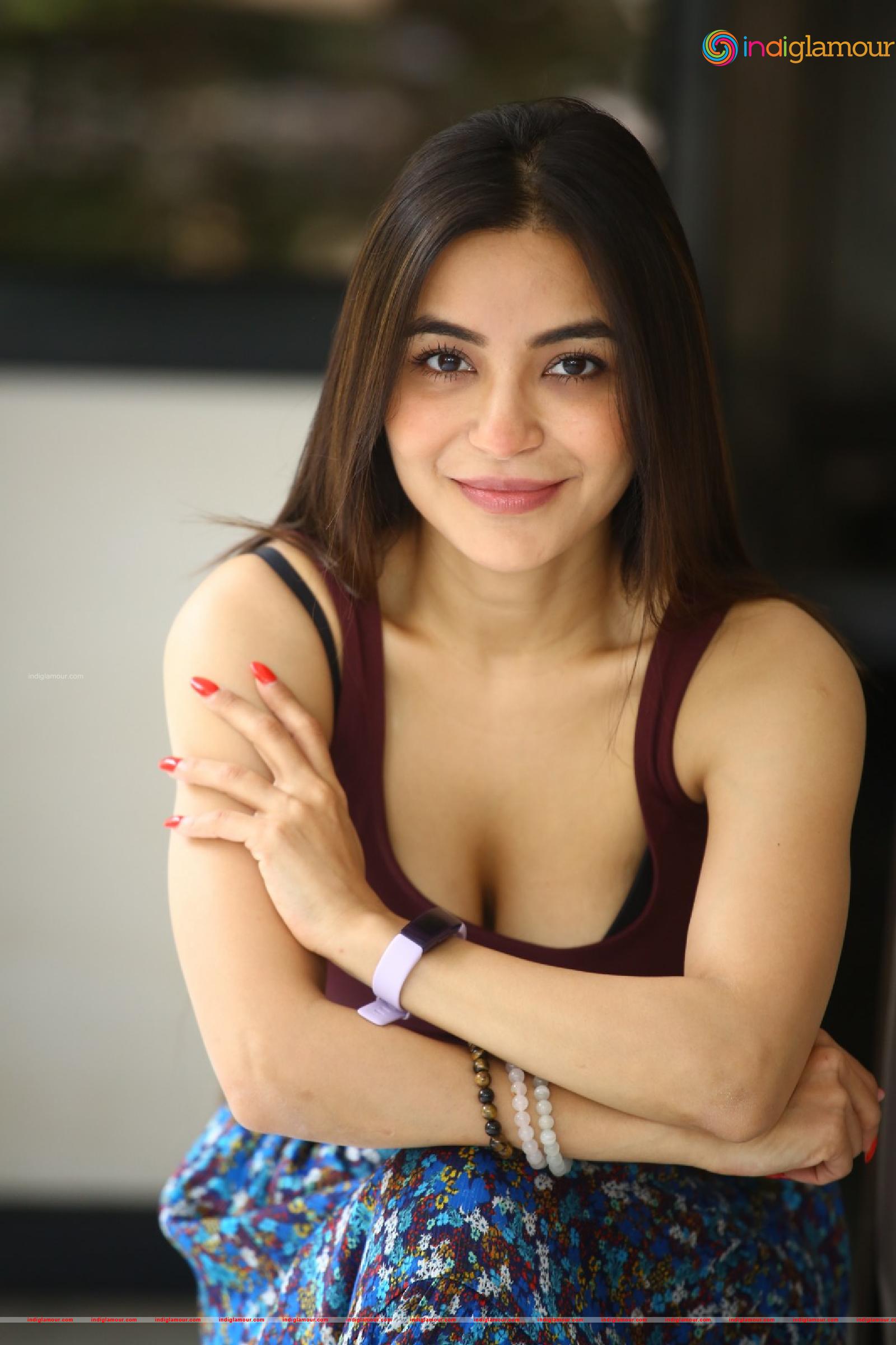 Nikkesha Actress hd photo