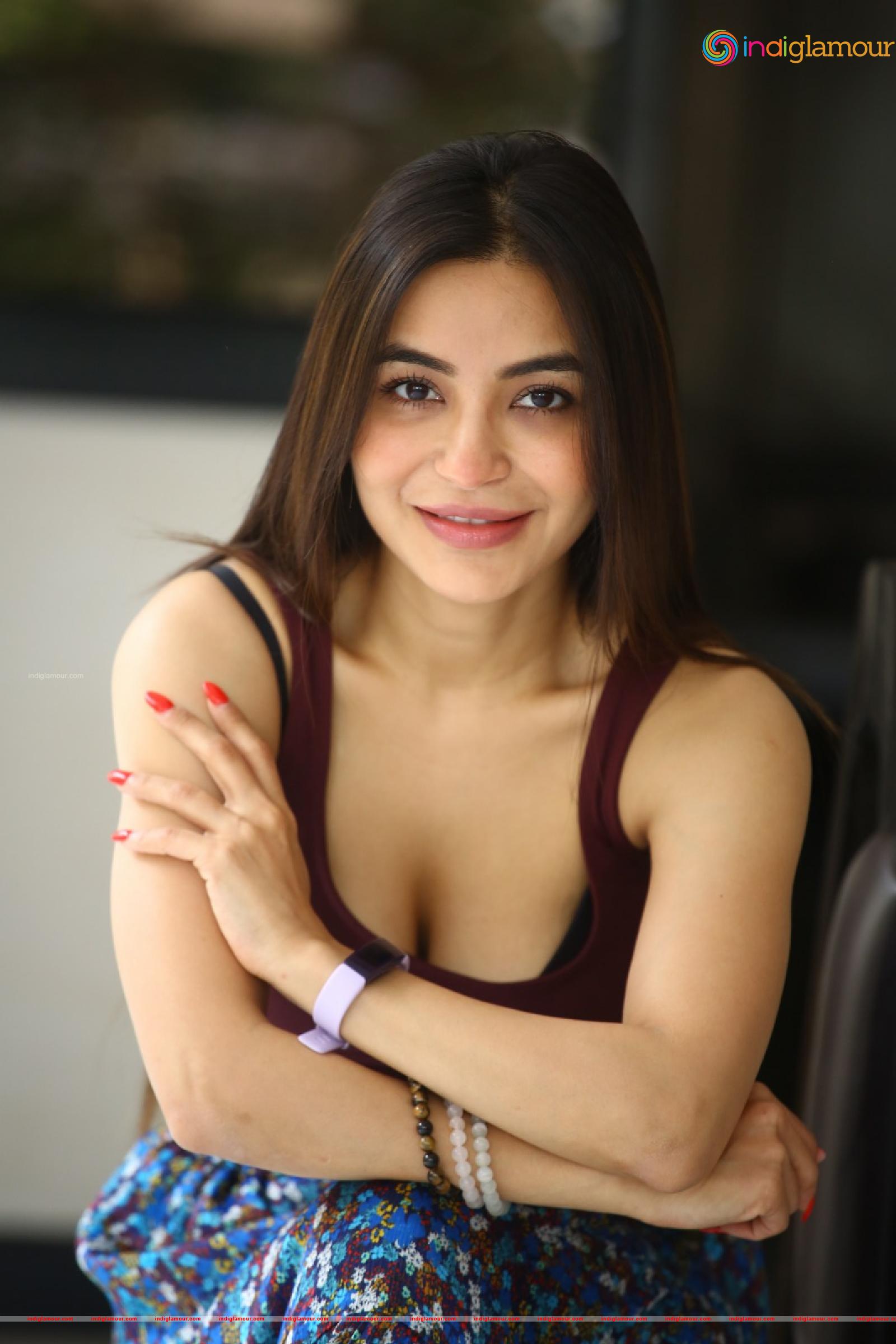 Nikkesha Actress hd photo