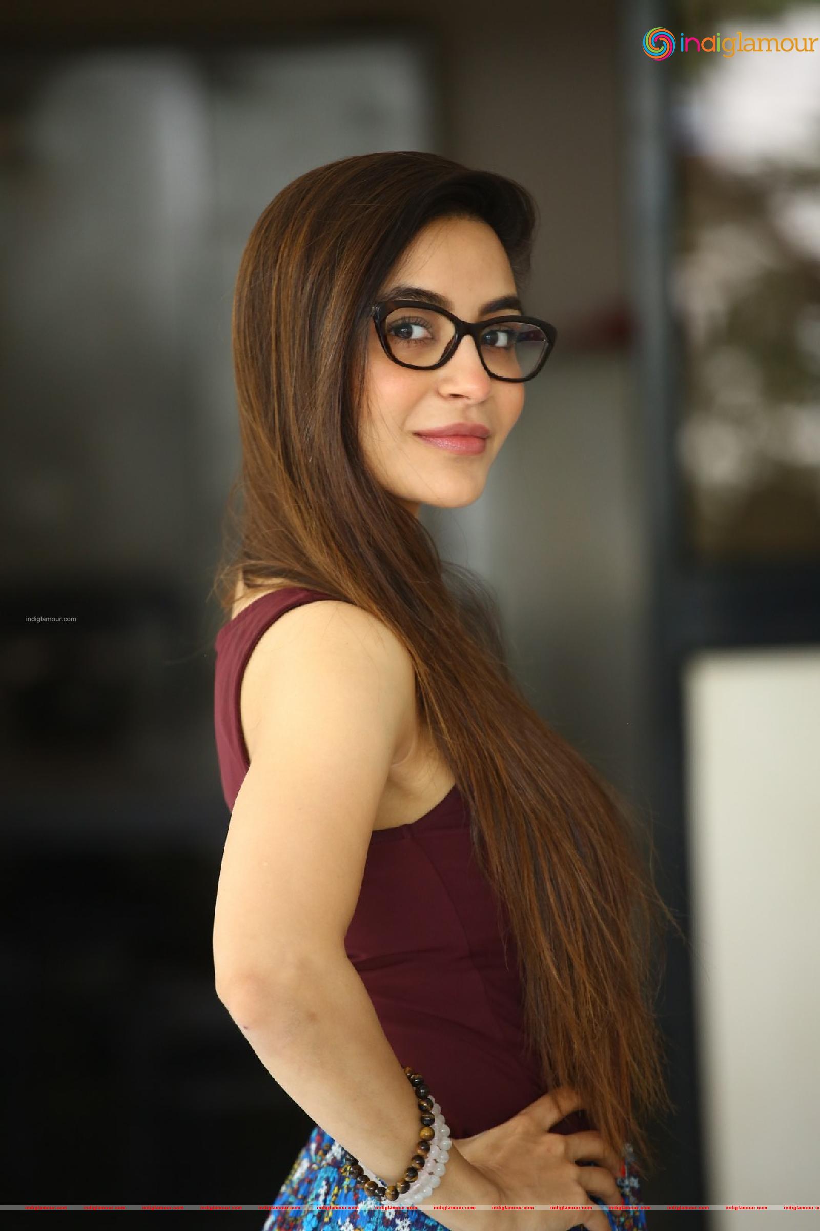 Nikkesha Actress hd photo
