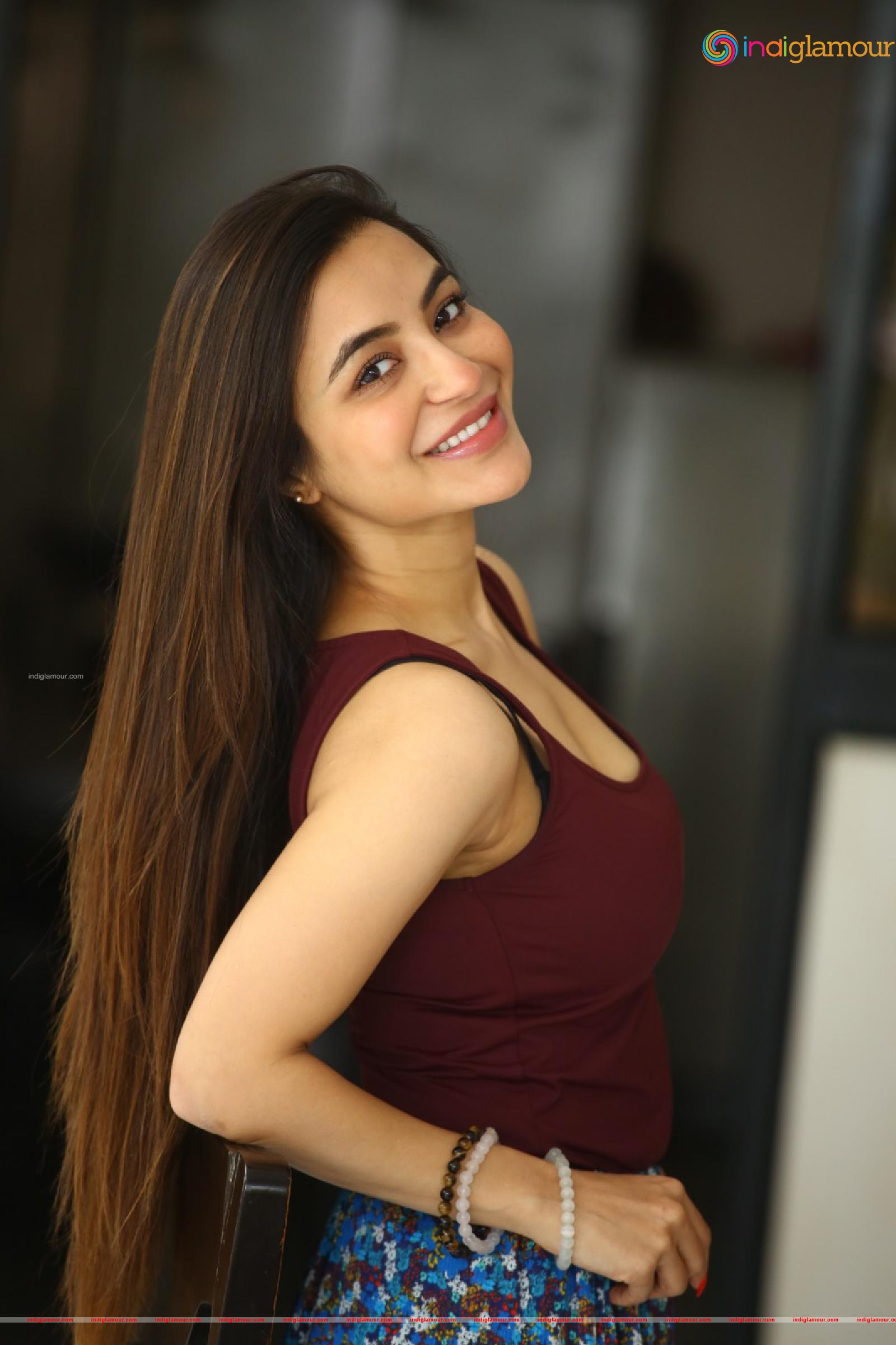 Nikkesha Actress hd photo
