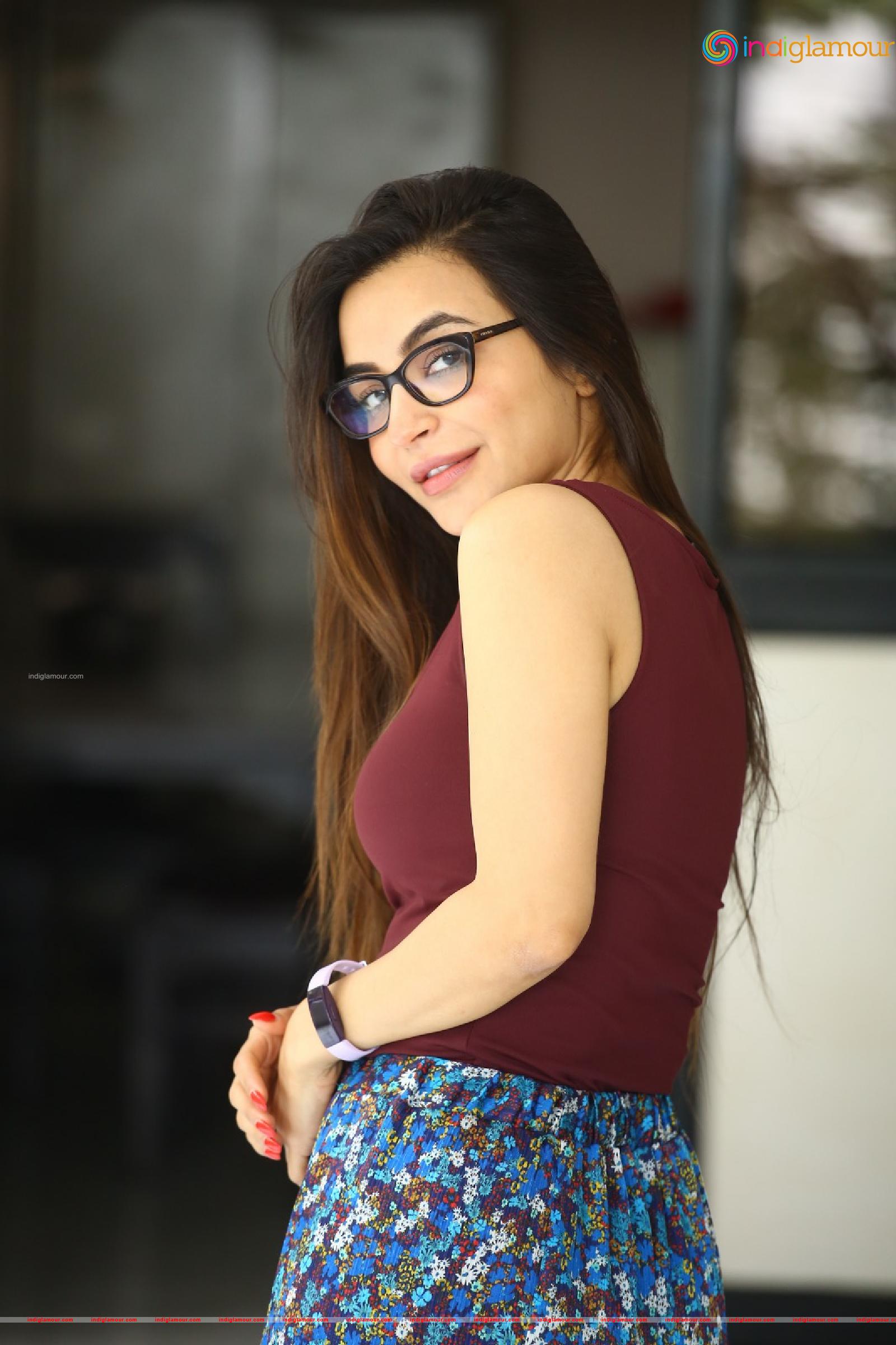 Nikkesha Actress hd photo