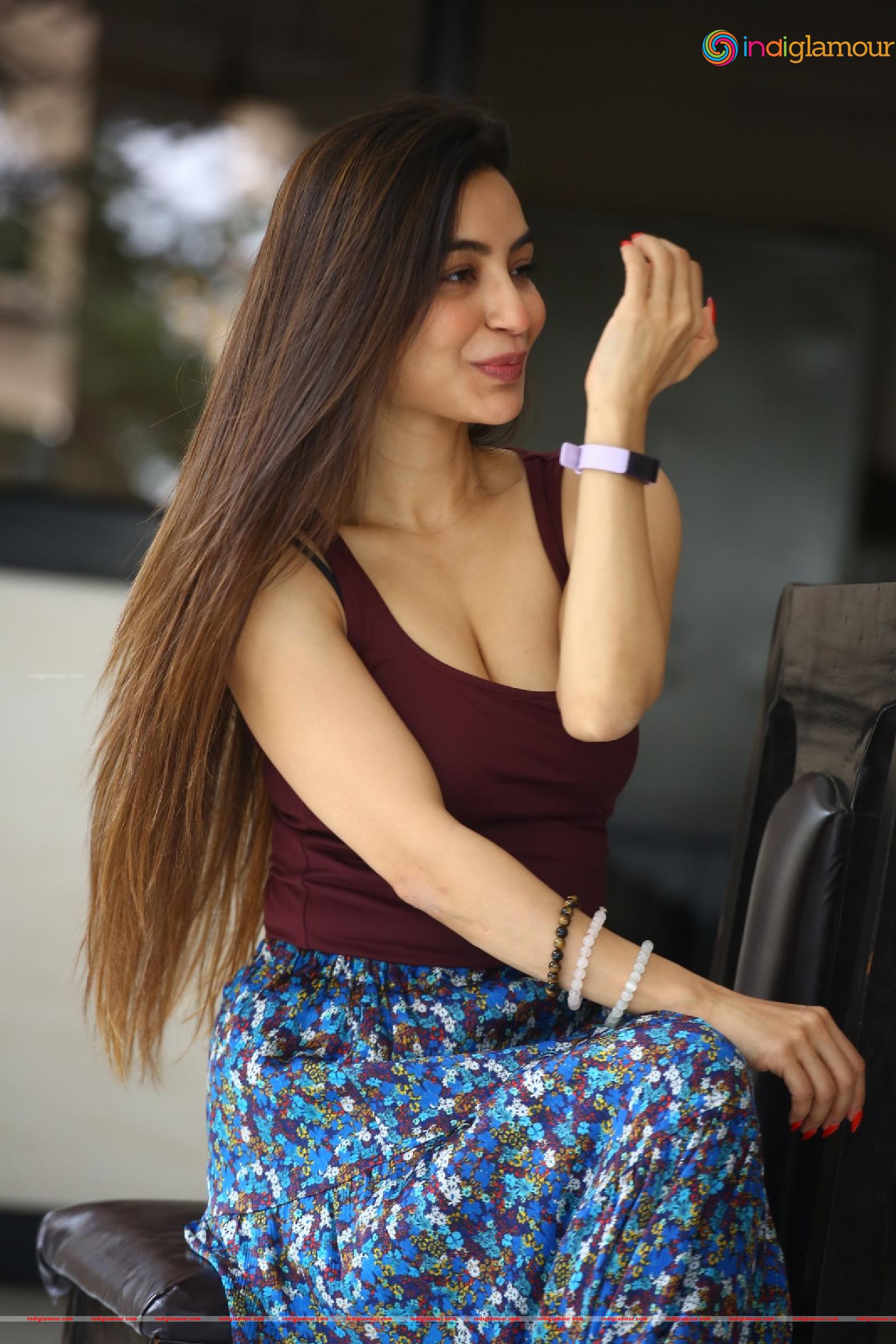 Nikkesha Actress hd photo
