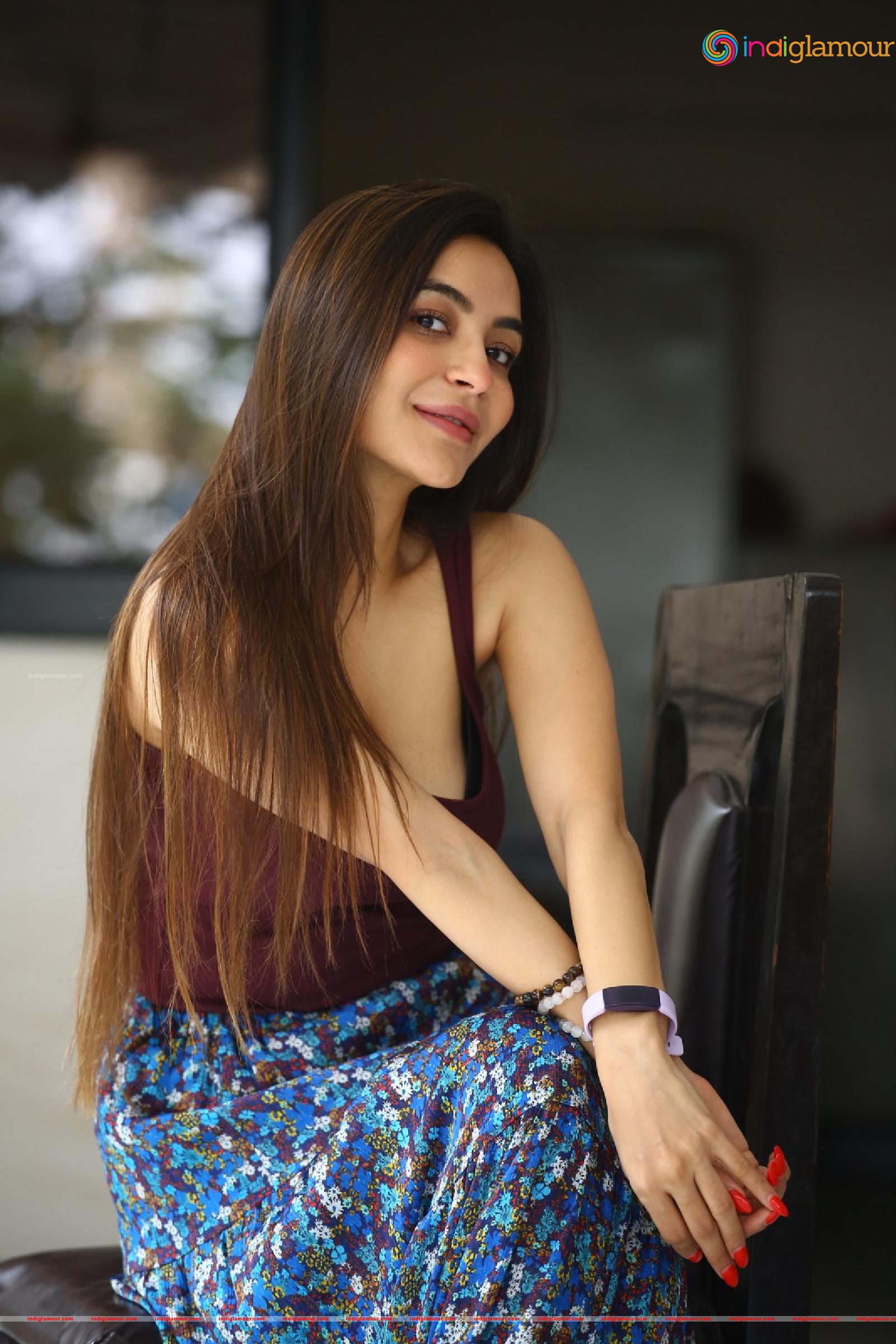 Nikkesha Actress hd photo