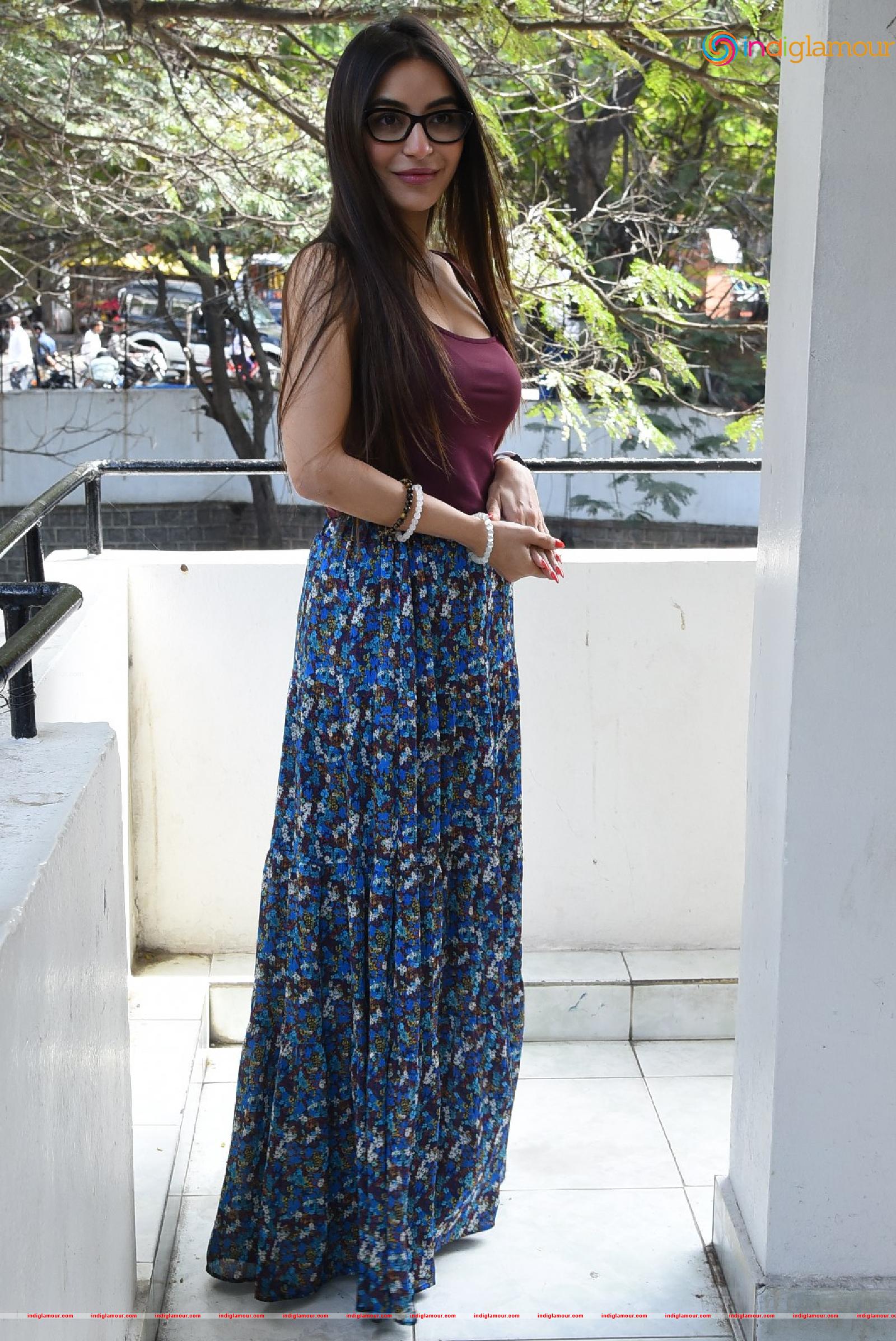 Nikkesha Actress hd photo