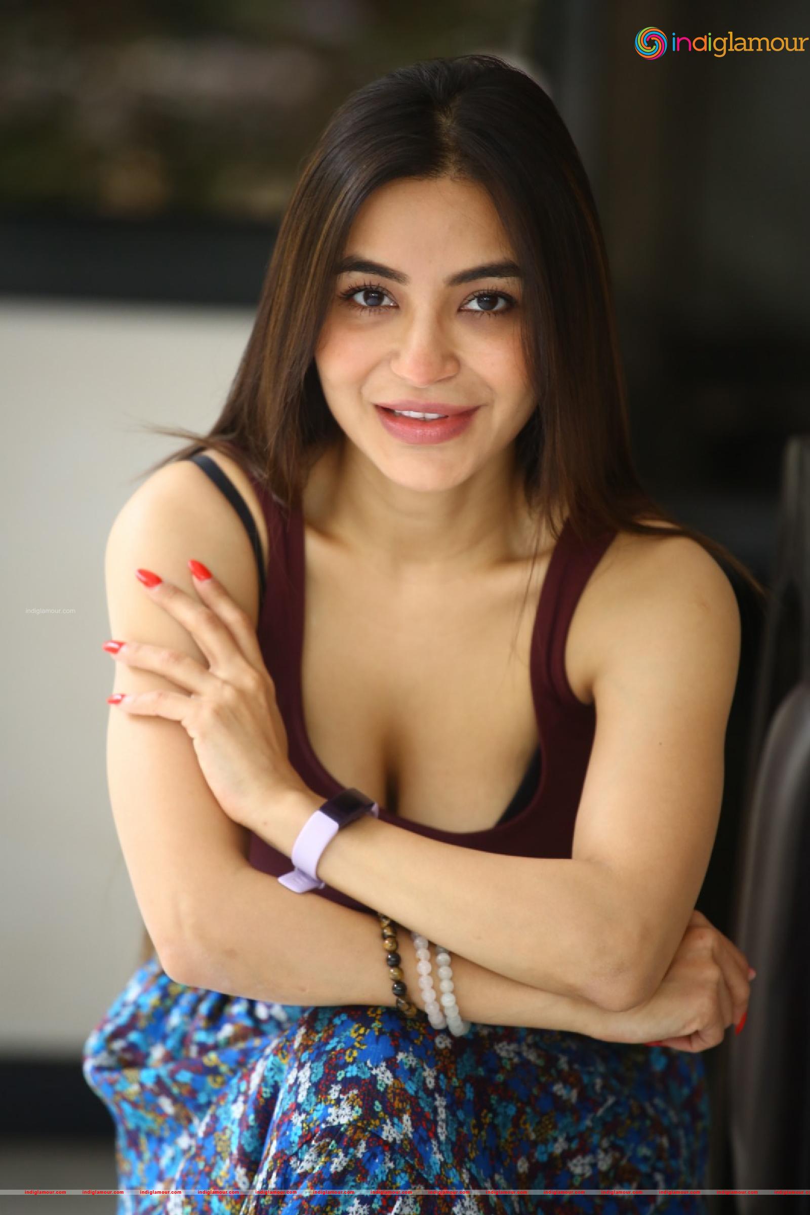 Nikkesha Actress hd photo