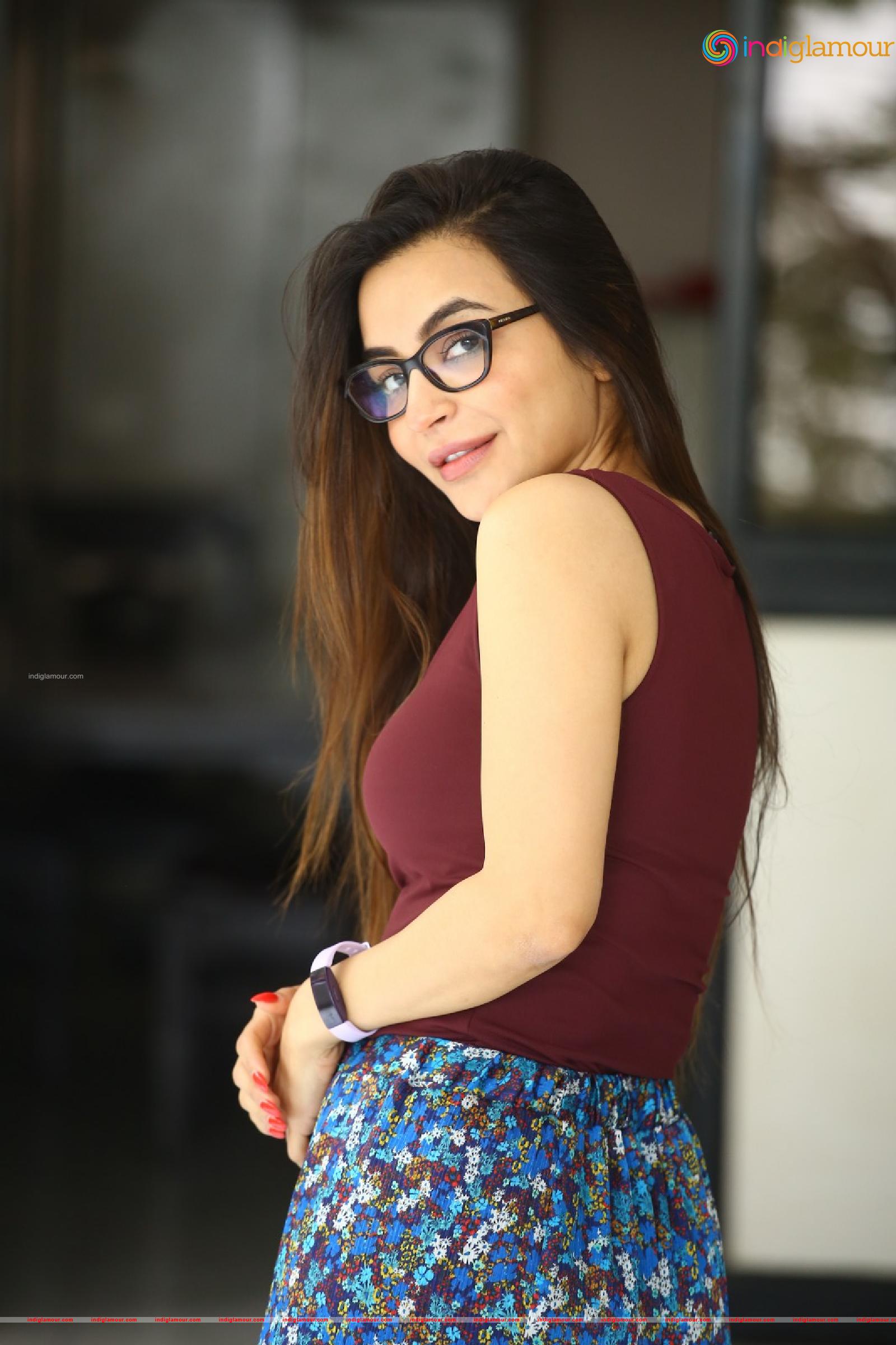 Nikkesha Actress hd photo