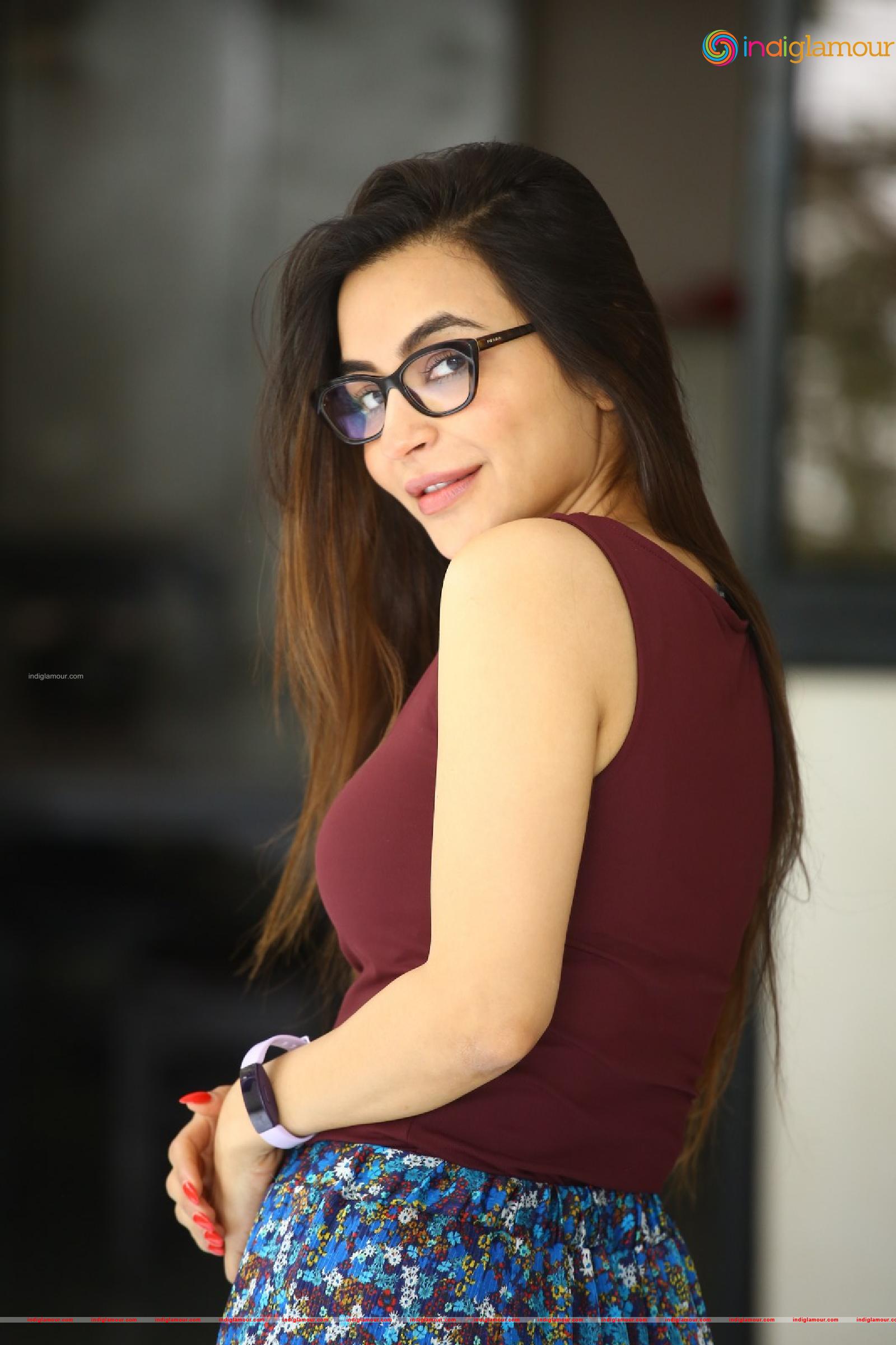 Nikkesha Actress hd photo