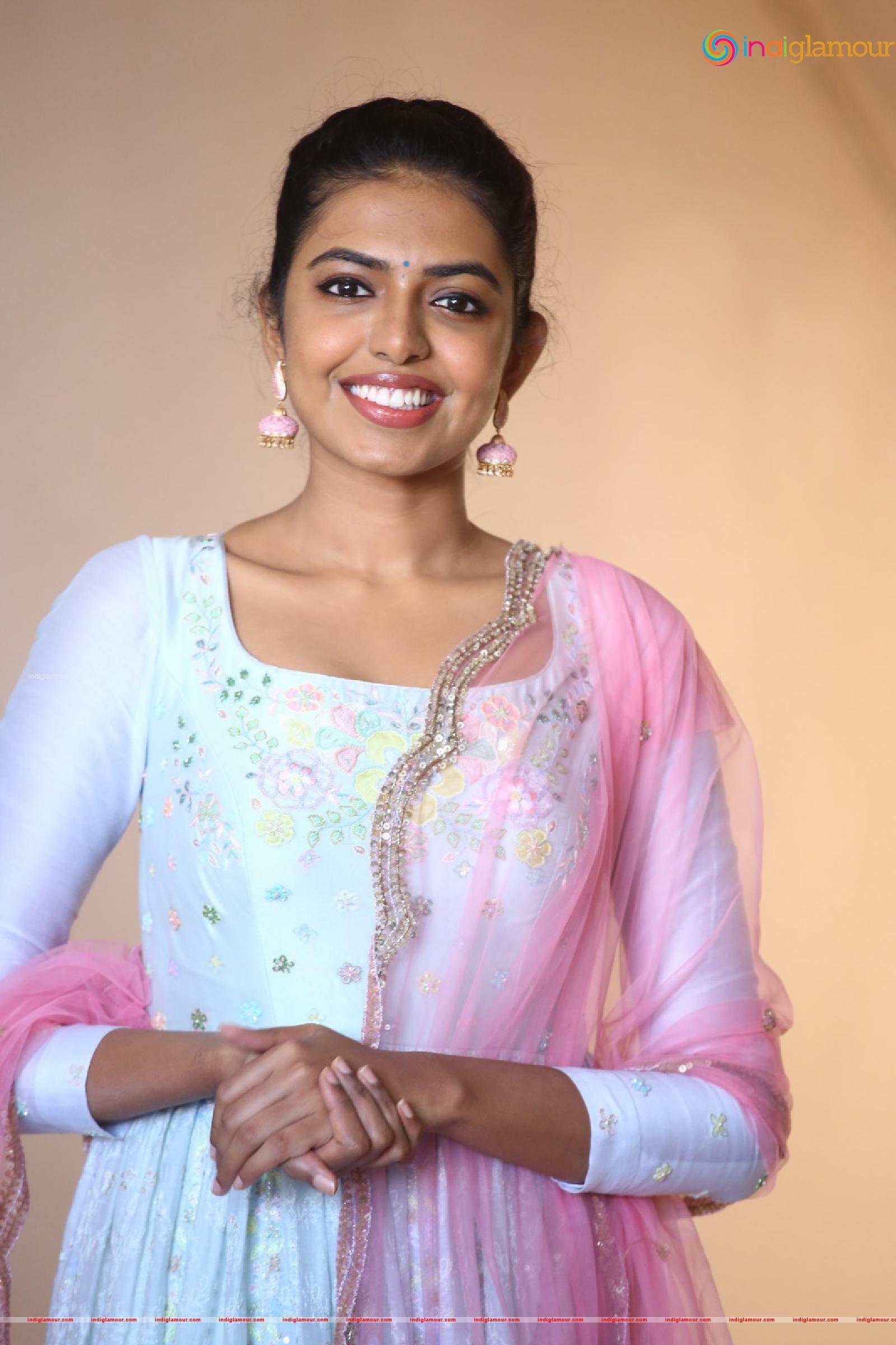 Shivani Rajasekhar Actress hd photo