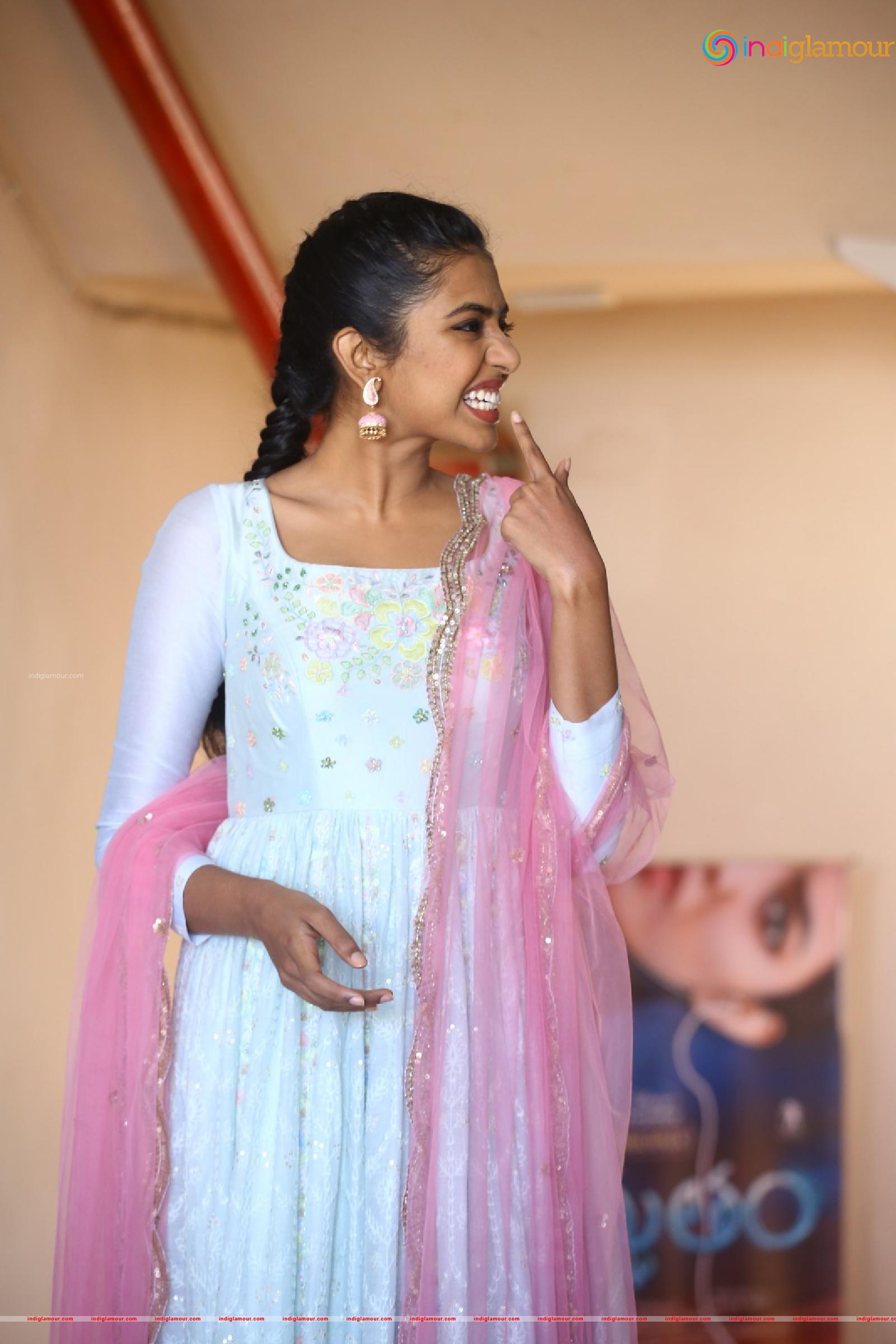 Shivani Rajasekhar Actress hd photo