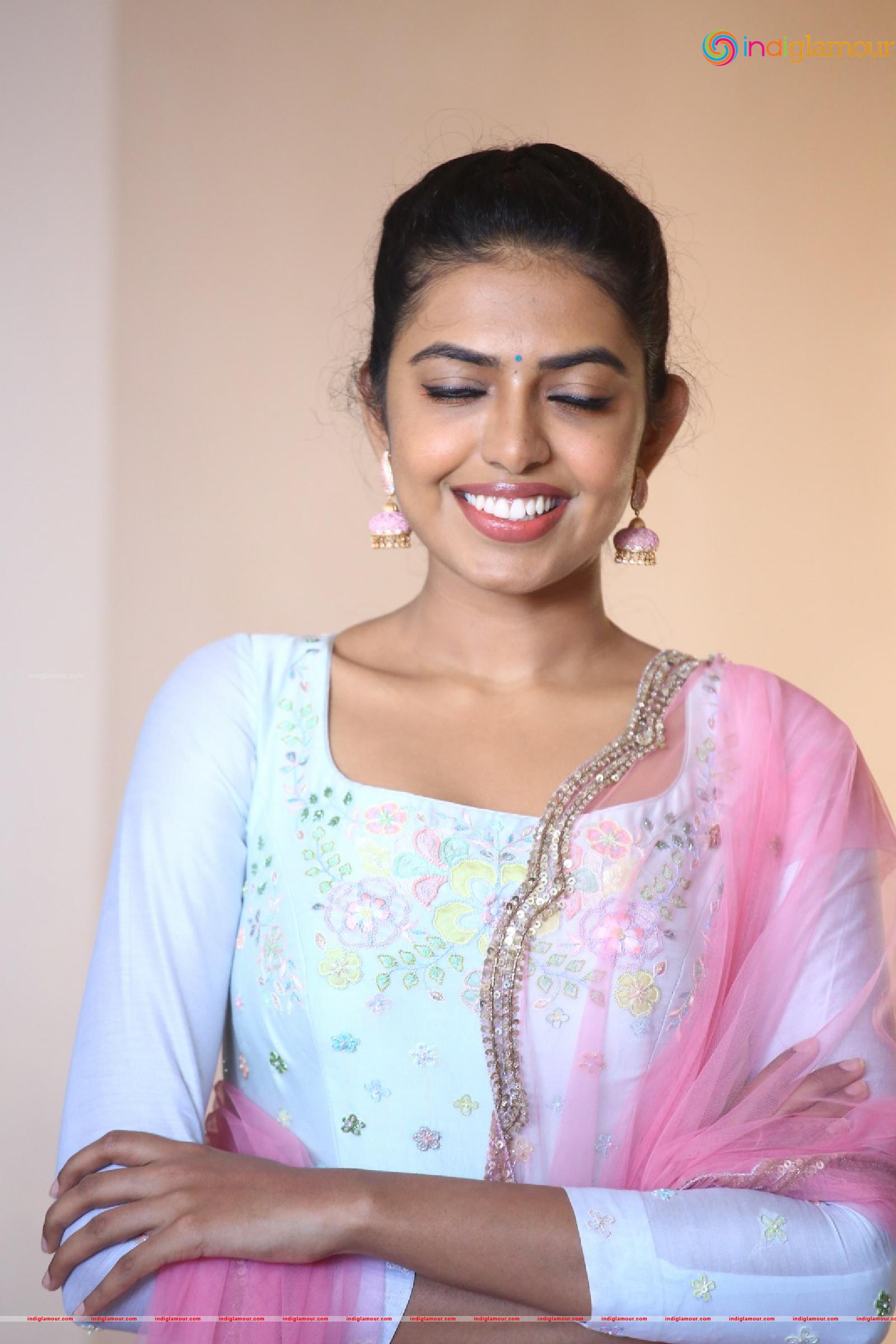 Shivani Rajasekhar Actress hd photo