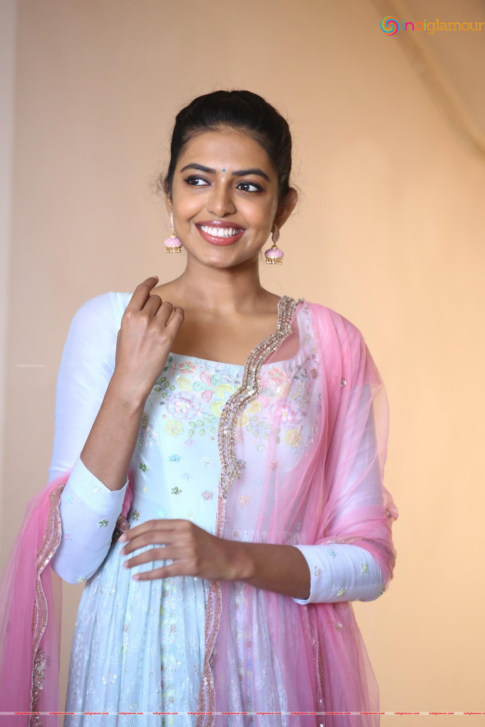 Shivani Rajasekhar Actress hd photo